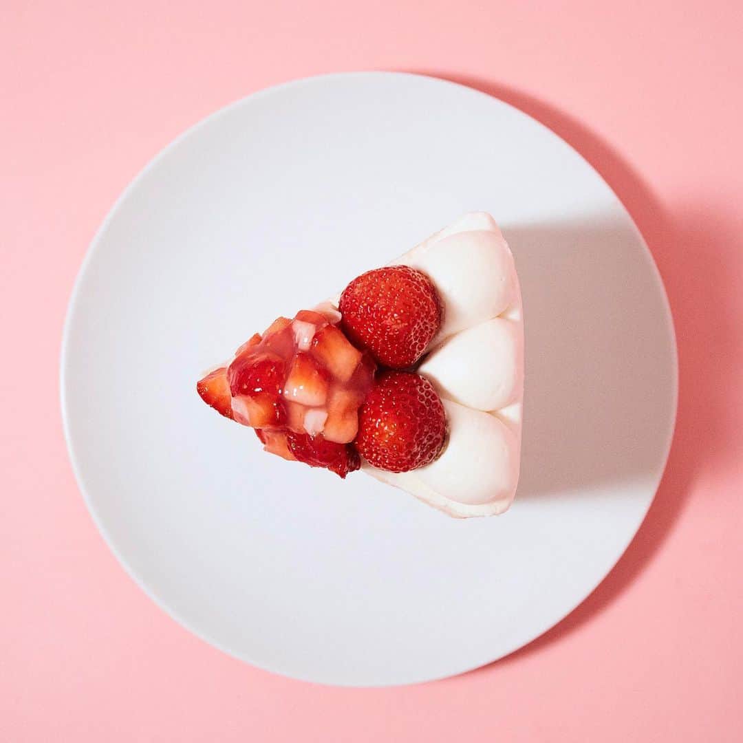 Hanako公式さんのインスタグラム写真 - (Hanako公式Instagram)「贅沢「いちごケーキ」図鑑🍰﻿ ﻿ 🍓〈パティスリーSATSUKI〉﻿ 「新エクストラスーパーあまおうショートケーキ」﻿ ﻿ “いちごの王様”とも称される「博多あまおう(R)」の中でも厳選したものを、1ピースあたり8粒使用。いちごはフランス産のひまわりのはちみつでマリネし、ダイスカットとハーフカット、ホールの3スタイルで楽しめます。いちごの酸味と甘みに合うように計算し尽くした生地やクリームは、おいしくて体にもやさしい素材を使用しているのも特徴。生地には、玄米を食べて育った鶏の「玄米卵」、ホテルオリジナルの国産八穀米「Jシリアル」をそれぞれ使った2種類が層になり、アーモンドクリームと和三盆糖を合わせた生クリームがつなぎ合わせます。食べ進めると、ちょうど真ん中くらいの位置にライチがあり、爽やか。わずかな塩味を感じられる「ブロンドチョコレート」も隠し味です。﻿ ﻿ ✔︎1日限定20個、5月上旬まで（予定）﻿ ﻿ #Hanako #Hanako_magazine #ショートケーキ #苺ケーキ  #パティスリーSATSUKI #いちごショートケーキ#苺ショートケーキ #いちご好き #いちごスイーツ #今日のおやつ#和スイーツ#食後のデザート #あんこ好き #3時のおやつ #東京スイーツ」3月21日 22時04分 - hanako_magazine