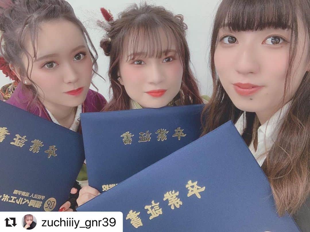 福岡ベルエポック美容専門学校のインスタグラム：「#Repost @zuchiiiy_gnr39 with @make_repost ・・・ 卒業しました！！ 人生半分以上の学生生活おわり😢 いつも一緒にいてくれてありがとう︎︎☺︎ . 私と出会ってくれた皆もありがとう！！ . . . . . .  #卒業 #卒業式 #福岡ベルエポック美容専門学校 #友達 #いつメン #ありがとう #着物ネイル #着物 #ママの着物 #振袖 #着物ヘア #振袖ヘア #振袖ヘアアレンジ #ヘアメイク #美容学生 #学生終了 #派手髪 #ネイル #インナーカラー #振袖帯結び #着物ヘアアレンジ  #いいね返し #followme」
