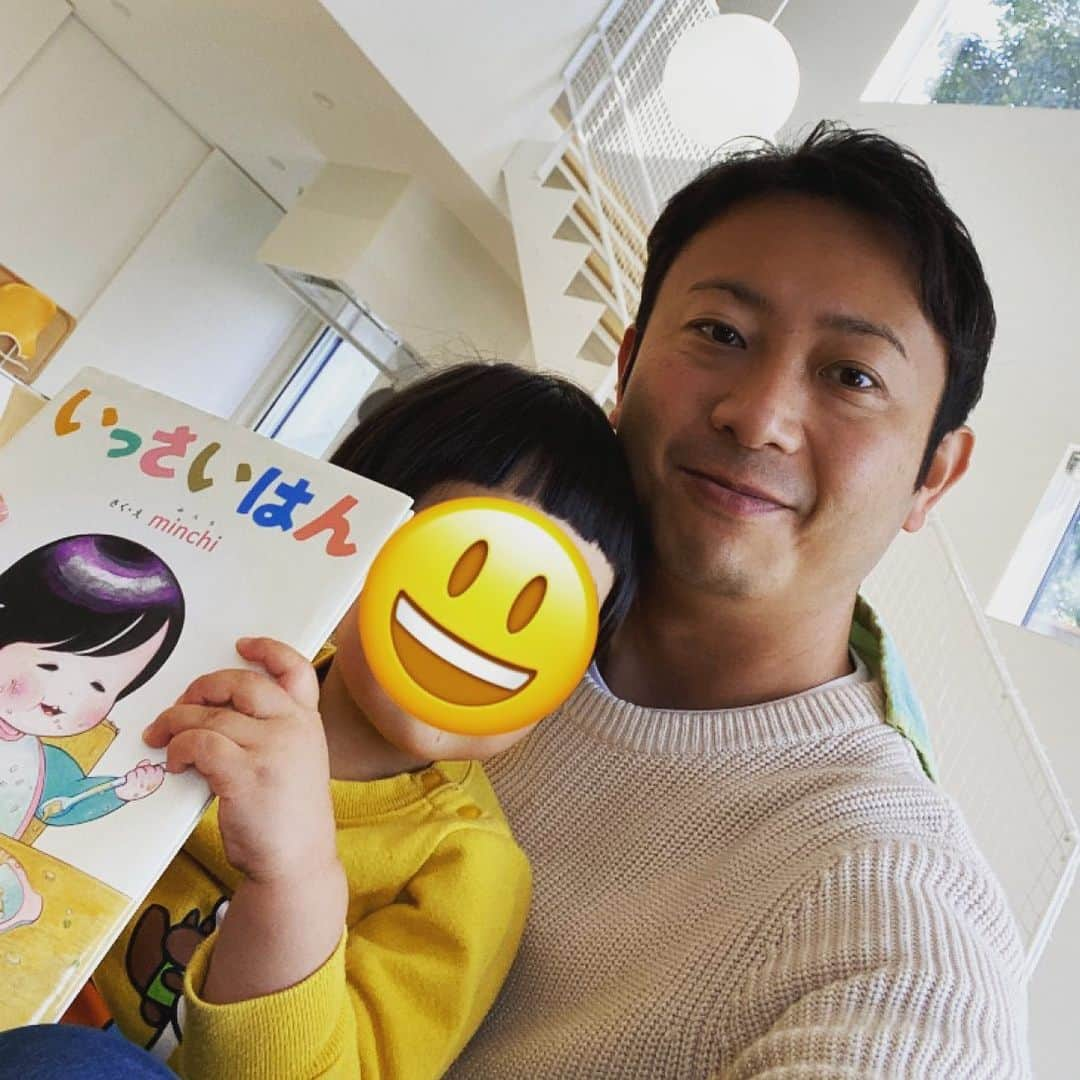 倉橋友和さんのインスタグラム写真 - (倉橋友和Instagram)「こんな時だから、自宅で娘（3歳）に#読み聞かせ 📚 #メーテレ #アナウンサー #倉橋友和 #2児のパパ」3月7日 15時00分 - nbn_kurahashi