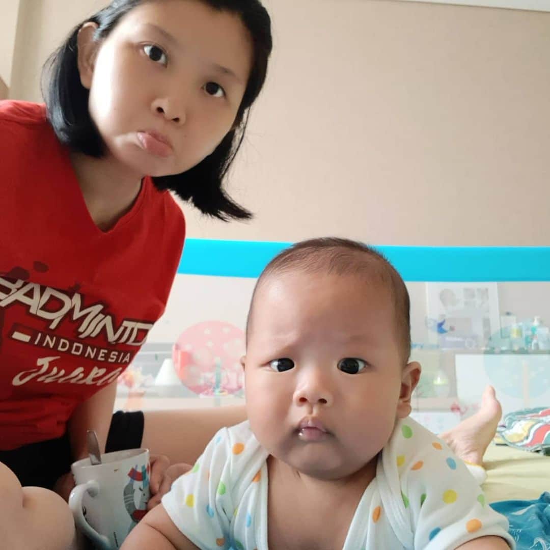 デビー・スサントのインスタグラム：「Slide 1 : Expresi mikha pas liat mama bawa gelas ama sendok buat minum obat batuk Slide 2 : lebih baik ak tarik bedong Slide 3 : bersembunyi di dalamnya biar ngak disuruh minum obat Slide 4 : ssstttt jangan berisik mikha lagi sembunyi dl 🤭 #mikhaelkayanadaya」