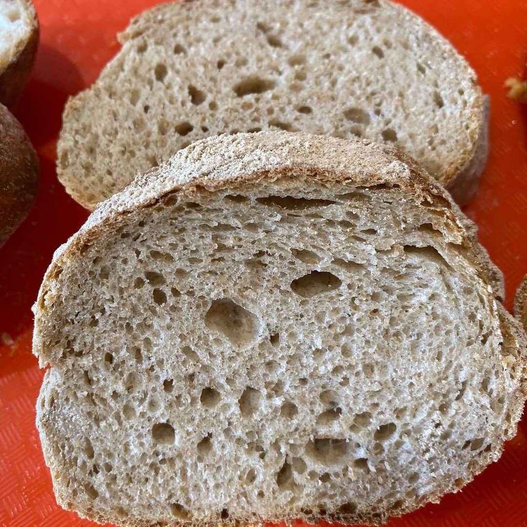 魔女菅原さんのインスタグラム写真 - (魔女菅原Instagram)「ハード系パンを断面でご紹介します💕 【パン・ペイザン】 「農夫のパン」の意味で、素朴な風合いのパンです。小麦全粒粉とライ麦粉と小麦粉の割合が0.5:0.5:1  ザクザクした食感とクラストの香ばしさが身上の生地自体がおいしいパンです。  #パンペイザン #盛岡のパン屋さん #ハード系パン #発酵種法 #自家製天然酵母のパン屋さんカンパーニュ #魔女菅原」3月7日 13時39分 - hatsuyosugawara