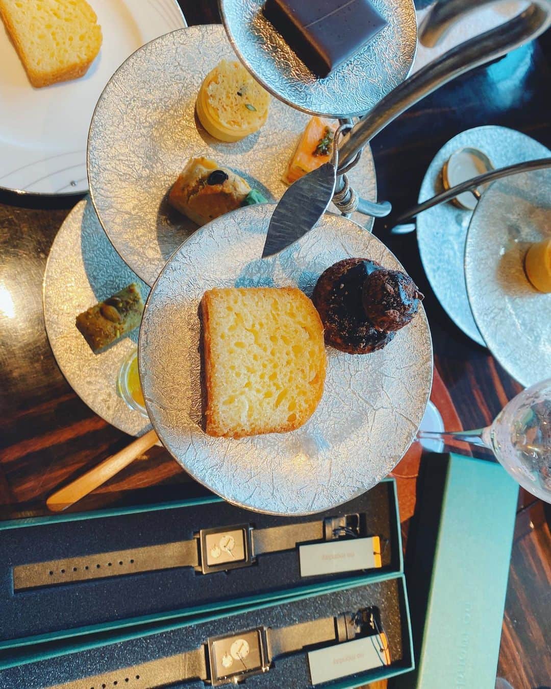 中村江莉香さんのインスタグラム写真 - (中村江莉香Instagram)「アフタヌーンティータイム☕️🍰 ゆったりお茶したいなぁって思える日ってなんとなくひと段落したと言うか...ほっこり気分の日な気がします🌸☺️ ・ #パレスホテル東京 の#アフタヌーンティー は初めてでしたよ🥰有名なパウンドケーキが絶品でした💓そしてこの日は...ロンドン留学時代に出会った方と久しぶりに、、何年かぶりに再会しました🙎‍♂️🇬🇧 こうしてお互い日本に帰ってきて会えるって人との出会いって凄いなぁって改めて感じます☺️🙏🌸 ・ ノンアルスパークリングで美味しいのがあったのでに写メ😊♥️✍️ ・ 愛用させていただいている#ノーマンデー さんの時計🤲軽くて腕の負担が少ないよ💋 ブレスレットはもちろん @forget_m_n 💋 ・ #nomonday の商品を気になる方へ...(erica213)クーポンコード🏷で10%割引があるので気になるかたは使用されてくださいね💓💓 ペアでつけられる2サイズ展開⌚︎🕚 こちらのペア時計はお揃いで大好きなカップルちゃんにプレゼントでもお送りしました🎁 @nomonday_jp さんありがとうございます💕 ・ @heartim__lobby // hair💇‍♀️ #palacehoteltokyo #ラウンジバープリヴェ #プリヴェ #プリヴェアフタヌーンティー #ノンアルコールシャンパン #デュクドゥモンターニュ #おすすめです #すっきり飲みやすい #ベルギー #ノンアル #お紅茶 #ホテルアフタヌーンティー #東京アフタヌーンティー #hair #トリートメント #髪質革命 #髪質革命カラー #髪質革命トリートメント #髪質革命サロン #髪質革命認定資格取得 #ハーティム代官山 #ハーティム八王子 #ハーティム高崎 #行きつけサロン #ブロンドヘアー #ブリーチカラー」3月7日 13時47分 - erica_nakamura