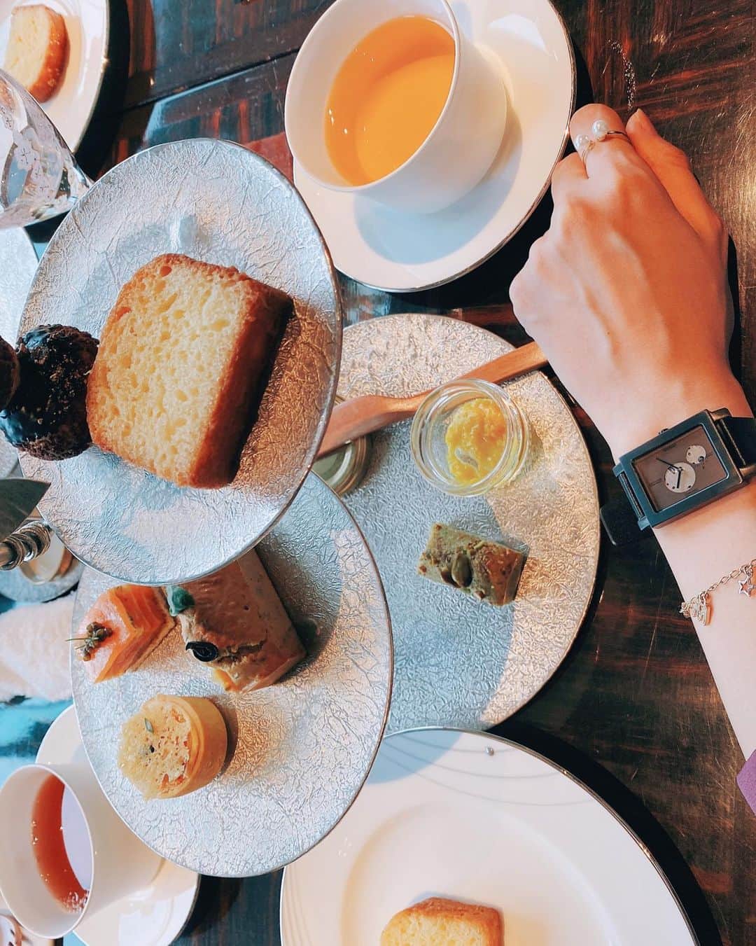 中村江莉香さんのインスタグラム写真 - (中村江莉香Instagram)「アフタヌーンティータイム☕️🍰 ゆったりお茶したいなぁって思える日ってなんとなくひと段落したと言うか...ほっこり気分の日な気がします🌸☺️ ・ #パレスホテル東京 の#アフタヌーンティー は初めてでしたよ🥰有名なパウンドケーキが絶品でした💓そしてこの日は...ロンドン留学時代に出会った方と久しぶりに、、何年かぶりに再会しました🙎‍♂️🇬🇧 こうしてお互い日本に帰ってきて会えるって人との出会いって凄いなぁって改めて感じます☺️🙏🌸 ・ ノンアルスパークリングで美味しいのがあったのでに写メ😊♥️✍️ ・ 愛用させていただいている#ノーマンデー さんの時計🤲軽くて腕の負担が少ないよ💋 ブレスレットはもちろん @forget_m_n 💋 ・ #nomonday の商品を気になる方へ...(erica213)クーポンコード🏷で10%割引があるので気になるかたは使用されてくださいね💓💓 ペアでつけられる2サイズ展開⌚︎🕚 こちらのペア時計はお揃いで大好きなカップルちゃんにプレゼントでもお送りしました🎁 @nomonday_jp さんありがとうございます💕 ・ @heartim__lobby // hair💇‍♀️ #palacehoteltokyo #ラウンジバープリヴェ #プリヴェ #プリヴェアフタヌーンティー #ノンアルコールシャンパン #デュクドゥモンターニュ #おすすめです #すっきり飲みやすい #ベルギー #ノンアル #お紅茶 #ホテルアフタヌーンティー #東京アフタヌーンティー #hair #トリートメント #髪質革命 #髪質革命カラー #髪質革命トリートメント #髪質革命サロン #髪質革命認定資格取得 #ハーティム代官山 #ハーティム八王子 #ハーティム高崎 #行きつけサロン #ブロンドヘアー #ブリーチカラー」3月7日 13時47分 - erica_nakamura
