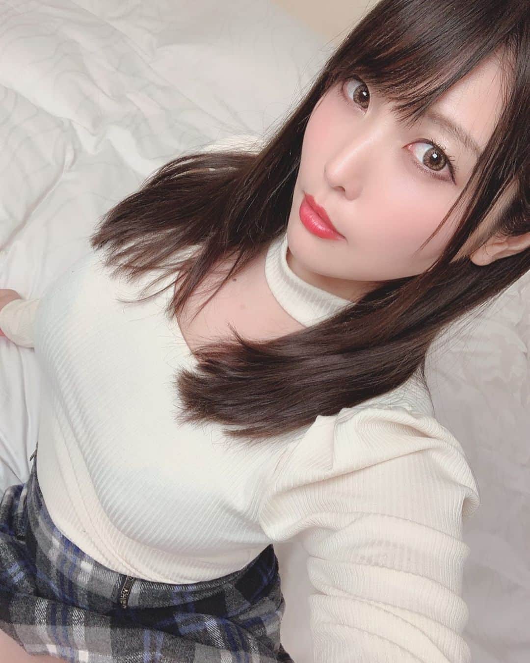 新村あかりのインスタグラム：「レズ撮影のときの自前衣装なんですが、メンヘラぽいと言われてしまいましたw  TOMFORDのリップの色よすぎだろ〜！ #メンヘラ #tomford」