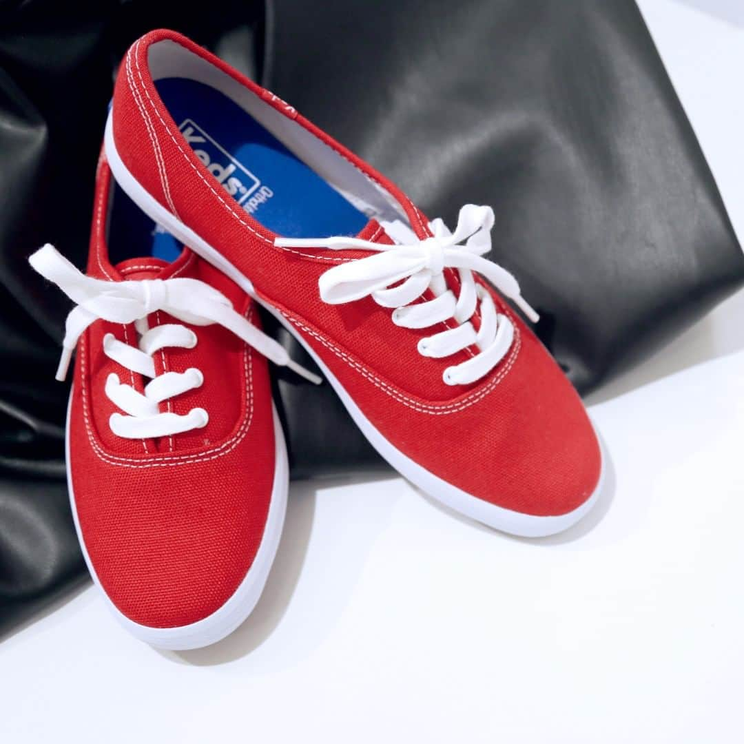 Keds Japanのインスタグラム：「CHAMPION OXFORD CVO⁠ Red / ¥4,500+tax  #Keds #ladiesfirst #kedsstyle #sneakers #redsneakers #sneakerholics #kickstagram #sneakerlover #sneakergirl #casualoutfits #womanstyle #womanfashion #ootd #outfit #casualstyle  #ケッズ #スニーカー #赤スニーカー #スニーカー女子 #差し色 #カジュアルコーデ #カジュアルファッション #スニーカーコーデ #レザーパンツ #👟」