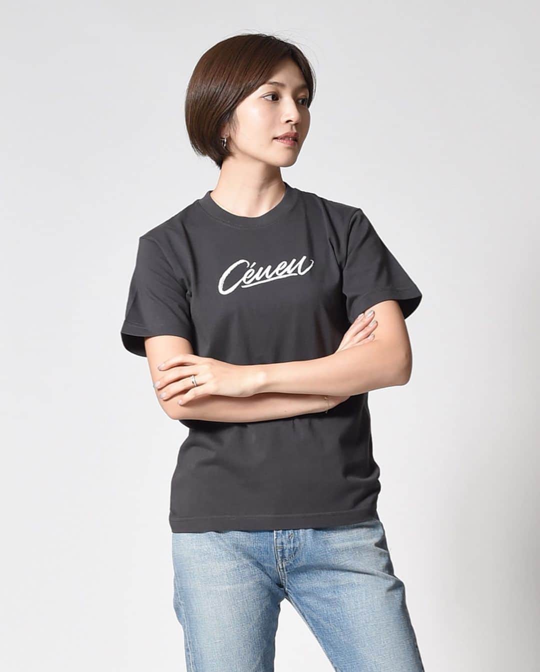 宇井愛美のインスタグラム：「Calligraphy logo ロングTシャツのSumikuroが完売となりました！ (3枚目の写真です) . . 3月の中旬にLogoロンTのTシャツバージョンも販売します。 その他デザインTシャツも販売されますのでチェックして頂けたらと思います^ ^ . . . 1枚目の写真 Calligraphy logo T-shirt lowercase CÉUEU × RYO KOIZUMI」