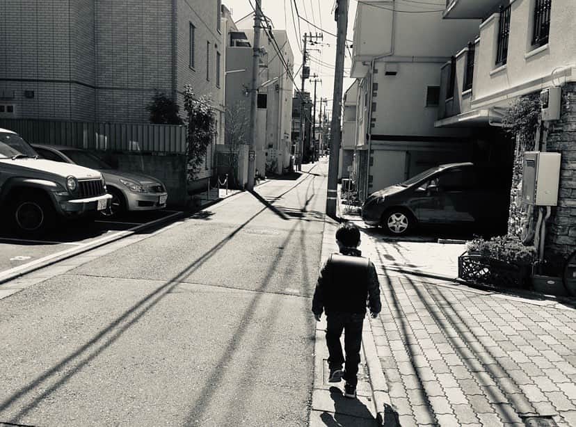 松本英子のインスタグラム：「最近では自分で洗わせてた上履きを  小学生最後に  母からしてあげられるほんの少しのギフトとして  心をこめて洗った。  突然終わってしまった3学期  卒業式が出来るかどうかも分からないし  出来たとして  あと1回しか履かないかもしれないけど  黒ずんで　中敷きは剥がれ　少し穴もあきそうで なんで付いたのかわからない緑色のペンの跡とか とにかく酷く汚れまくった上履き  だけど、この汚れが頑張った日々の証。  24cm  こんなに大きくなったんだなぁって、 誇らしくも寂しくもあって  真っ白になんてならないけど この6年間お疲れさまとか、よく頑張ったねとか、まだまだこれからだぞ！とか、そんな事を心の中でいっぱい声を掛けながら洗ってた。  不出来な母だけど、 大丈夫大丈夫、気にしない、笑って〜って いつも小さな君が励ましてくれて いろんな事を乗り越えてこられた  早生まれの君は、もうすぐ12歳。  お誕生日も 卒業も おめでとう。  こんな曇りの日に上履きを洗ってしまった 母はやっぱり不出来です」