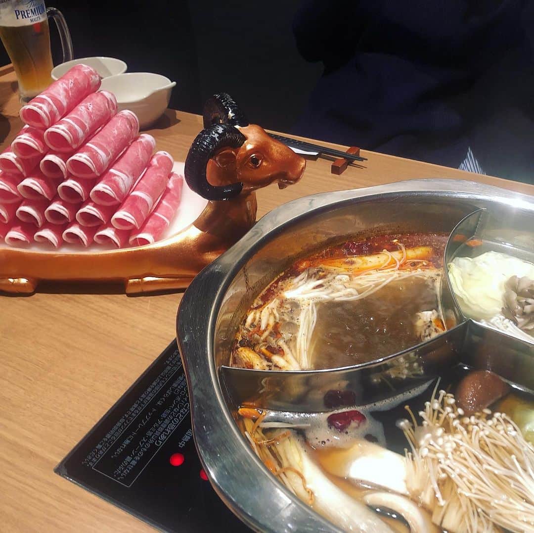 深瀬智聖さんのインスタグラム写真 - (深瀬智聖Instagram)「福岡市赤坂にあるモンゴル薬膳鍋🇲🇳ずっと気になっていて先日やっといけました🥺✨👏🏻 きのこベース、辛い系などなどスープが選べて、ニンニク🧄ニラたっぷりの基本のゴマだれを試したら後はお好みでカスタムできるのですが、私はタレに刻んだセロリを入れまくるのが好き🥺✨なんだかんだのポン酢で食べちゃう〜w ラム肉も臭みもなくヘルシーで最高！^_^また行きたい〜♫ 最後の写真はルーシーさんと。  戸畑の福祉センター"陽だまり"の皆さんの手作り布マスク^_^✨いい感じ〜❤️ #モンゴル薬膳鍋 #福岡赤坂  #免疫力アップ  #布マスク #コロナ対策」3月7日 14時30分 - chiseifukase
