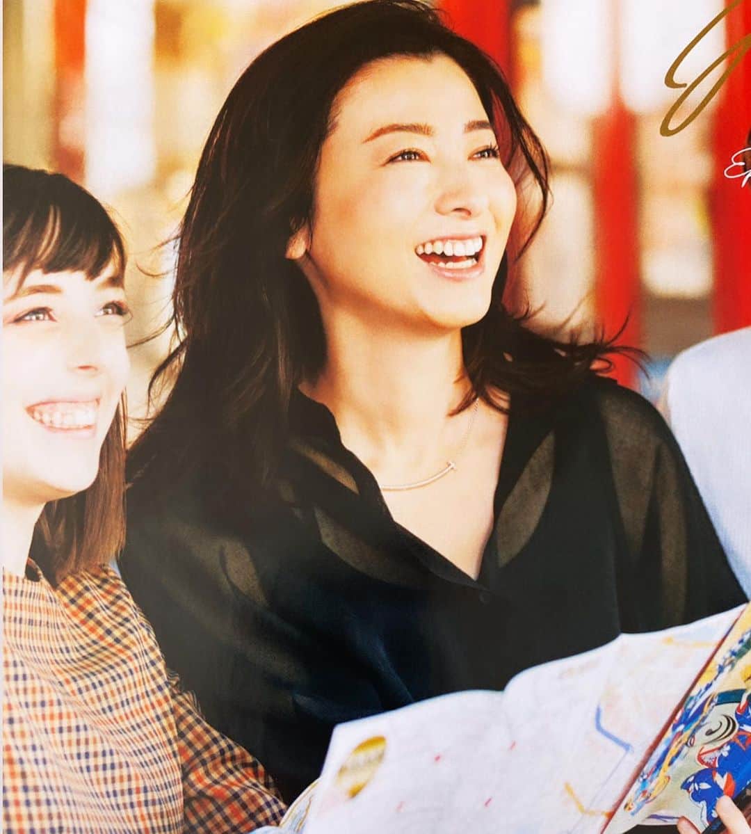 のインスタグラム：「STORY 4月号　@story_love40 ・2ndステージママの新しい春に勇気をくれる時計・ジュエリー・バック  2月号のファッション編に続き、ファッション小物編です😊  40代になり、年齢を重ねることを未来への自信に変え、新しい事にチャレンジしてみたい気持ちを思い切って行動にうつしたいと思っている女性は多いと思います！ そんな時、勇気を与えてくれて、御守りみたいに少し背中を押してくれるファッション小物があったらな、という企画です。  うんうん、その気持ち、わかるわかる！という気持ちで撮影してました😆✨ 楽しい撮影でした✨  宜しかったらご覧下さい。  @story_love40  #story #story4月号#magazine#model#haruka#春香#fashion #bag#jewelry #アクセサリー#40代#40代ファッション」