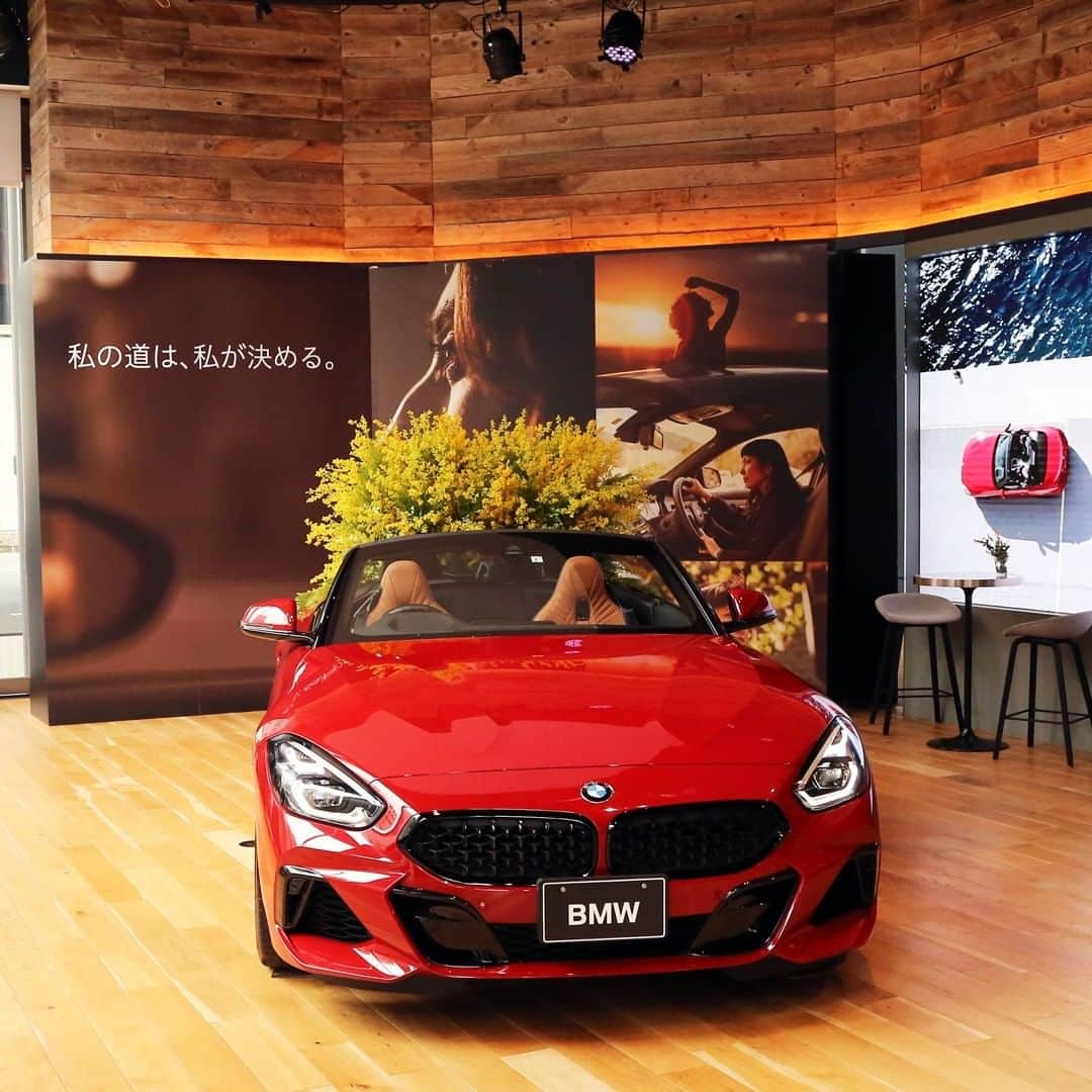 BMW Japanさんのインスタグラム写真 - (BMW JapanInstagram)「BMW GROUP TERRACEでは、明日の「国際女性デー」を記念して、自分らしく生きるすべての方を応援するイベントを開催。 . ニューBMW 1シリーズ、Z4、i3の3モデルの試乗や、ミモザで装飾されたBMW Z4の展示も行っております。 . 本日と明日ご来場いただいた方には、シンボルフラワーであるミモザをプレゼント！ . イベント期間中は、女性スタッフが皆さまをお出迎えいたします。 . #BMW #BMWJapan #駆けぬける歓び #私の道は私が決める #InternationalWomensDay #国際女性デー #ミモザの日」3月7日 14時45分 - bmwjapan