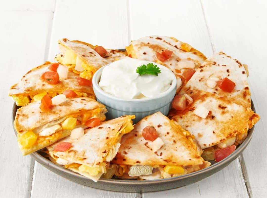 Dole Packaged Foods（ドール）のインスタグラム：「Hosting company over the weekend and looking for a tasty appetizer? Serve up these quick, easy to make, and cheesy Caramelized Pineapple and Chicken Quesadillas!」