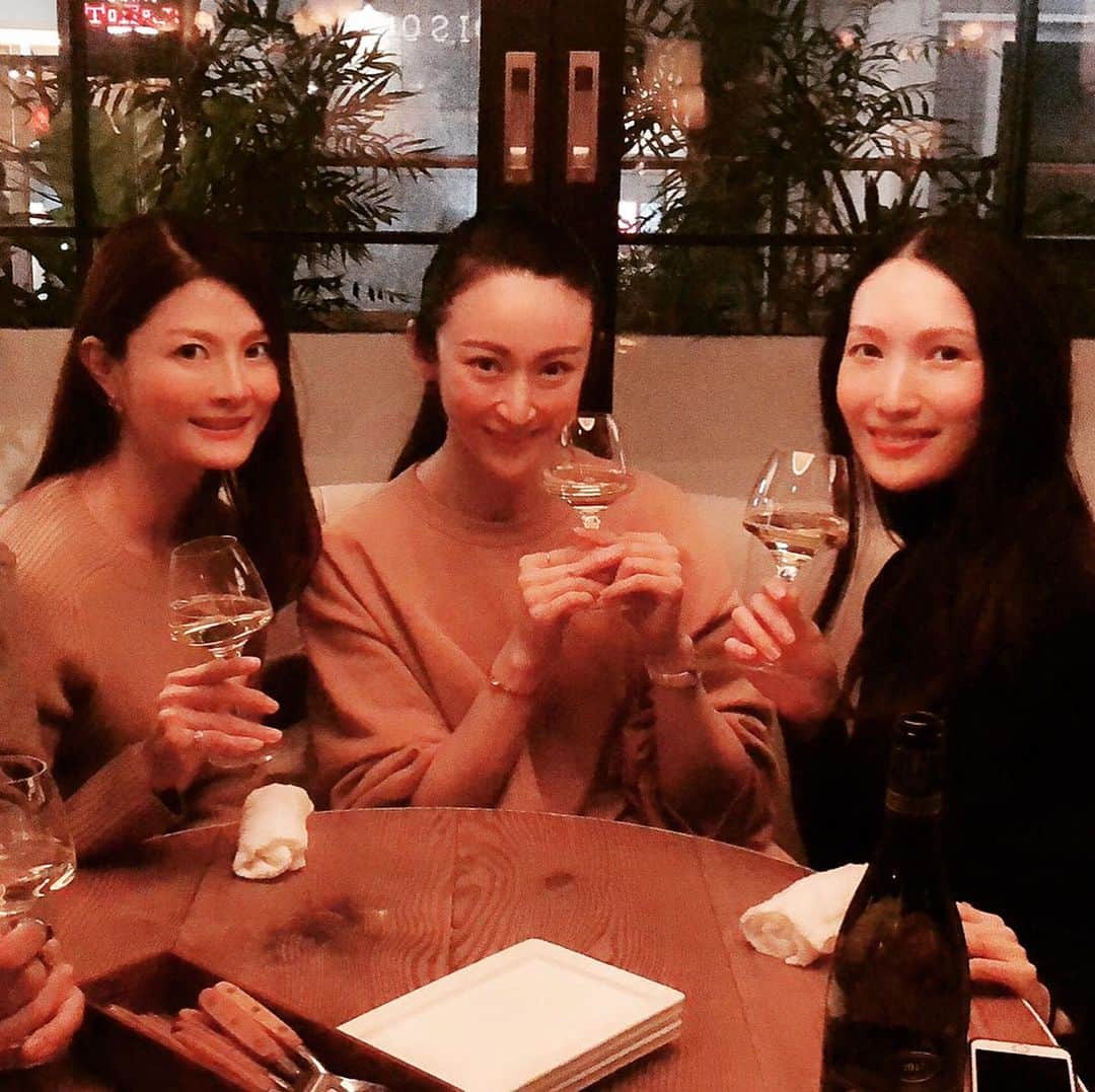 のインスタグラム：「Asian girls 事務所に顔を出して、お茶して、美味しいご飯食べて… 良い一日でした♡ J'ai passé une bonne journée！ @a_mayuka @yunting218  #yolo #parislife #instagood #instadaily #tflers #model #paris #asiangirls #organic #bio #parisienne #trip #グルメ #パリ #フランス #パリ生活 #オーガニック  #管理栄養士 #野菜ソムリエ #美容 #旅」