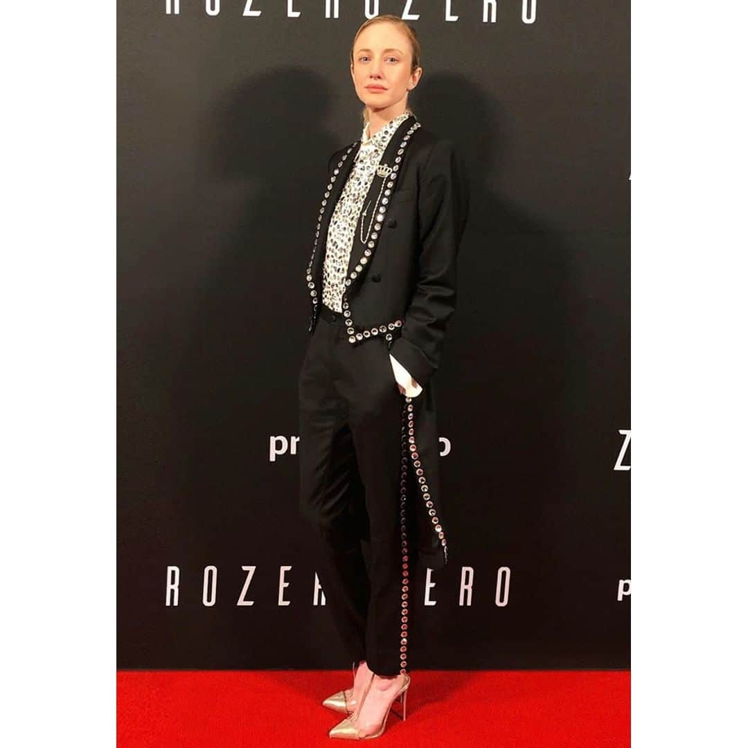 ドルチェ&ガッバーナさんのインスタグラム写真 - (ドルチェ&ガッバーナInstagram)「Andrea Riseborough, the main character of the "ZeroZeroZero" series, wears black #DolceGabbana trousers and a tailcoat embellished with crystal details and a crown brooch at the premier in Mexico City. #DGCelebs #DGFamily」3月7日 6時01分 - dolcegabbana