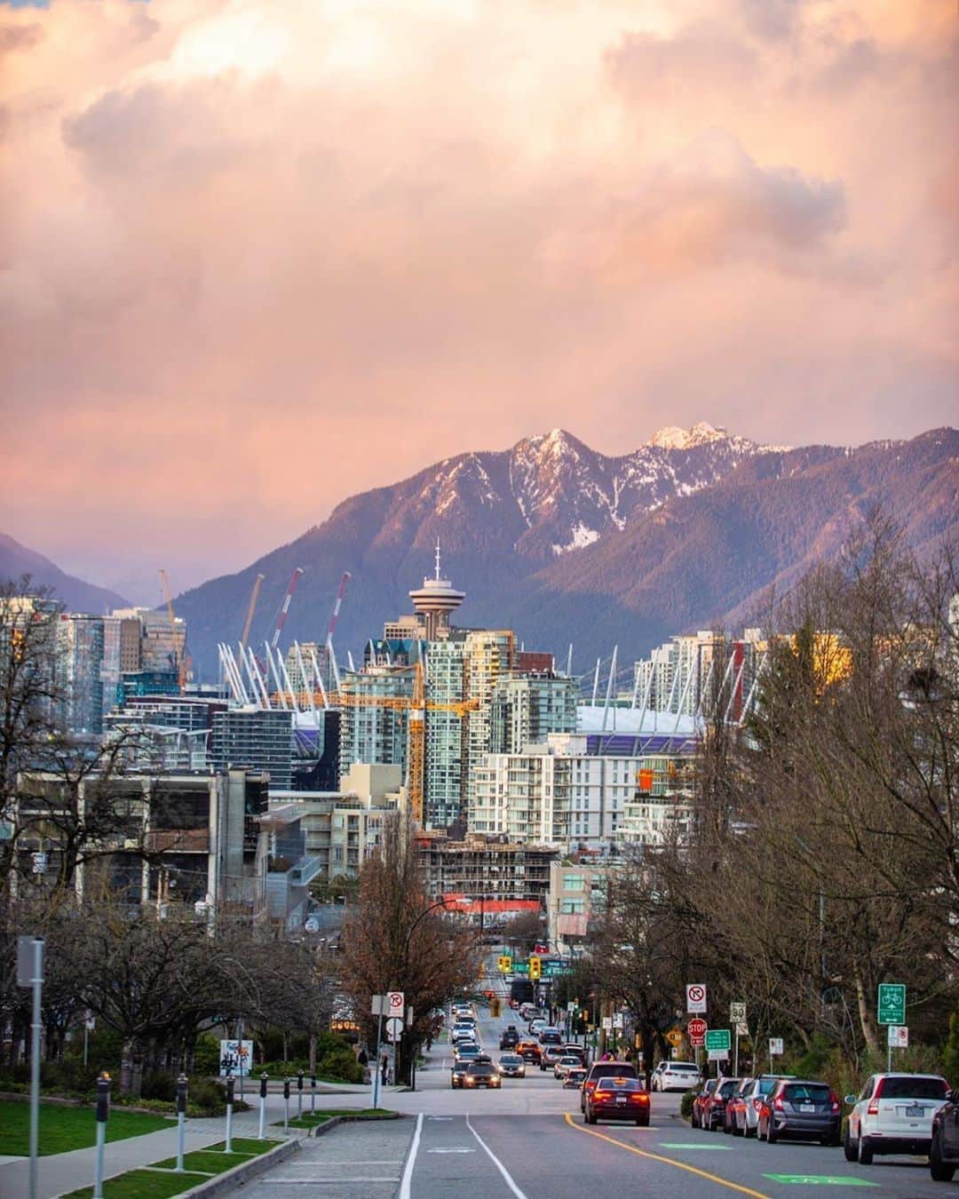 バンクーバー観光局- Tourism Vancouverのインスタグラム：「バンクーバー市民の心を掴んで離さないダウンタウンとそびえる山々の景色。日本にお住まいの皆さん、今年はぜひ実物を観に来てください。⁠ 📷 : @apertureadv_co(Instagram)⁠ .⁠ .⁠ .⁠ #カナダ #バンクーバー #Vancouver #旅 #旅行 #女子旅 #旅好き #一人旅 #海外旅行 #トラベル #旅女子 #旅行好きな人と繋がりたい #旅好きな人と繋がりたい #旅行好き #旅行大好き #旅行行きたい #旅に出たい #海外 #旅の記録 #旅の思い出 #旅行記 #旅したくなるフォト #マイトリップ #マイトリ #retrip_global #風景 #世界一周 #ダレカニミセタイケシキ #ダウンタウン #ストリート」