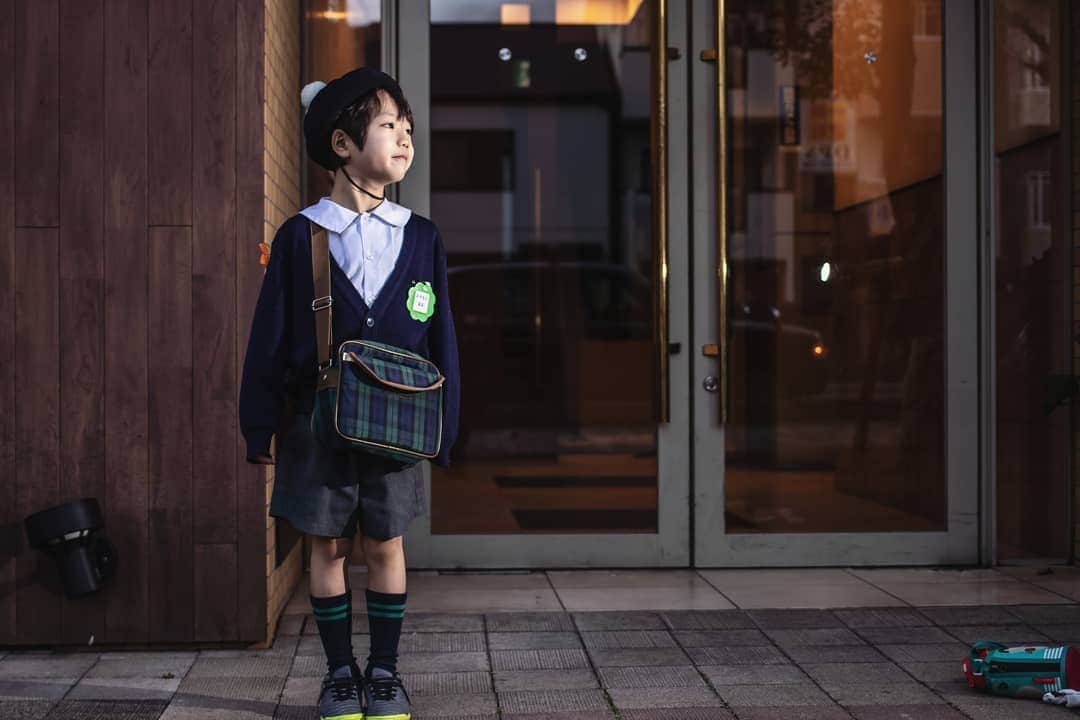 岡本圭司さんのインスタグラム写真 - (岡本圭司Instagram)「青の幼稚園の制服の見納め。 ケイトと合わせて6年間の幼稚園生活も終わり、いよいよ2人とも小学生に。 時間が経つのは早いですなぁー #myfamily」3月7日 6時54分 - hywod_kj