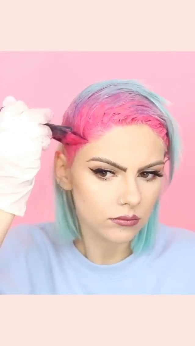 のインスタグラム：「Music by @tameimpala #theslowrush  @fudgehair Pink Paint Box, @osmouk_official Wild Rouge & @marianilastockholm True Soft Conditioner (to dilute the colour)  #sophiehannah #hairdye #hairtutorial#pinkroots #purplehair #hairvideo」