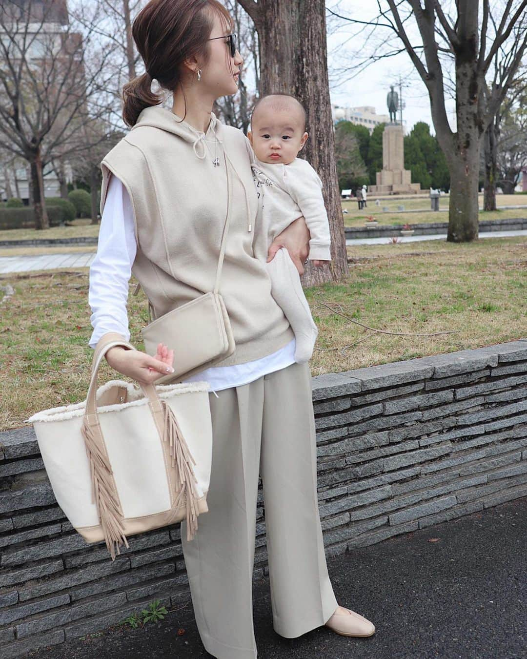 あすかさんのインスタグラム写真 - (あすかInstagram)「ㅤㅤ ㅤ ㅤ 🤎 ㅤ ㅤ ㅤ  #coordinate#locari#mamagirl#ayakobag#burberry#今日の服#コーディネート#カジュアル#シンプル#プチプラコーデ#2歳#生後5ヶ月#新米ママ#男の子ママ#ママコーデ#ママファッション#ビュースタグラマー#アラサーコーデ#2歳差育児#兄弟ママ#親子コーデ#親子リンクコーデ#春コーデ#ベージュコーデ#ワントーンコーデ#コーデ記録  ㅤ」3月7日 7時11分 - ask_____10