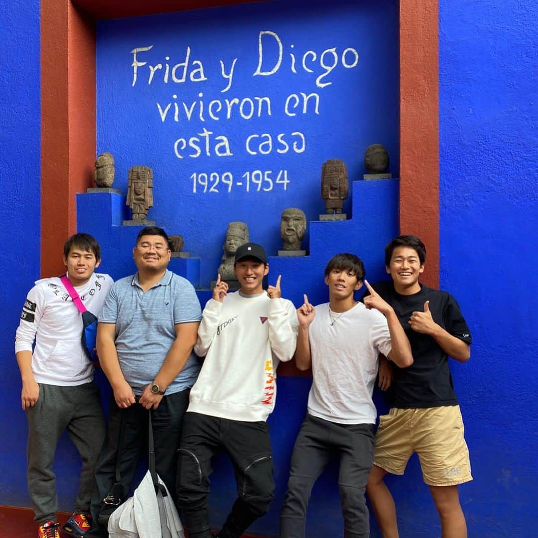 砂間敬太のインスタグラム：「メキシコ最後の観光は、フリーダカーロ博物館！もうすぐ帰国です💪この合宿ではカラアゲニストになりました😎  #フリーダカーロ博物館　#casaazul  #mexico #gstarraw #カラアゲニスト　 #日本唐揚げ協会」