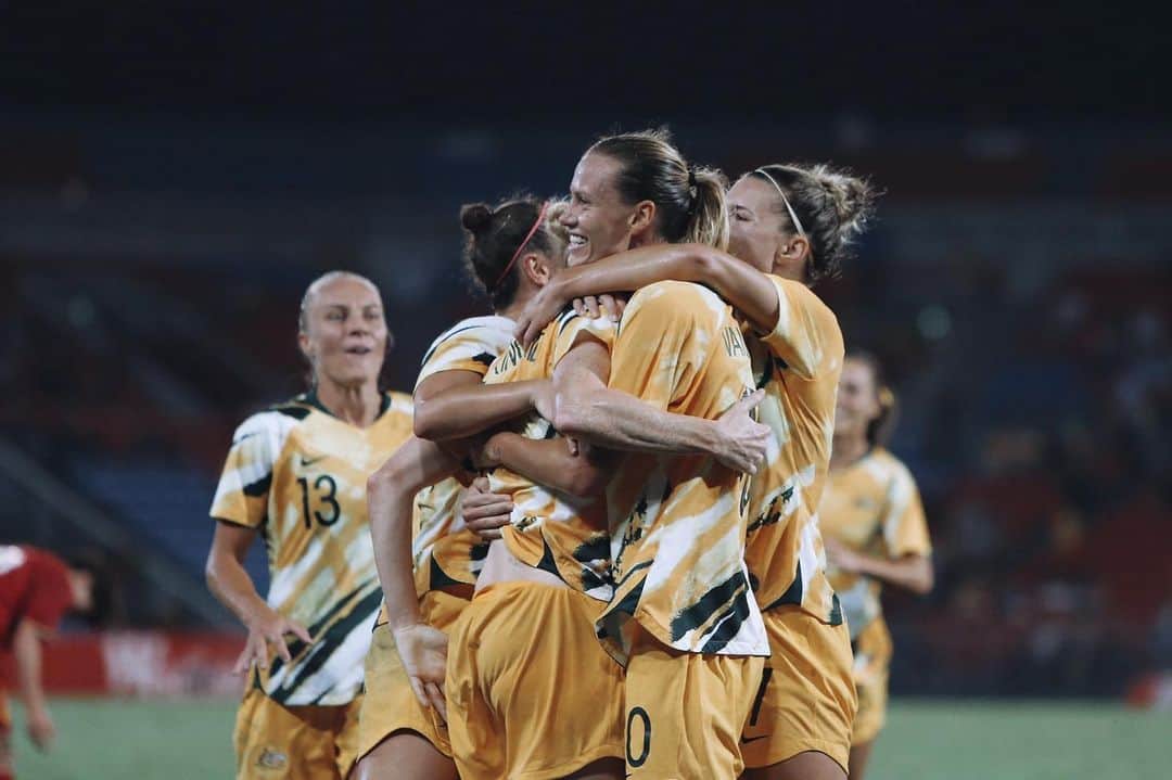 エミリー・バン エグモンドのインスタグラム：「Thanks Newy!  Off to Vietnam for game 2 💛💚」