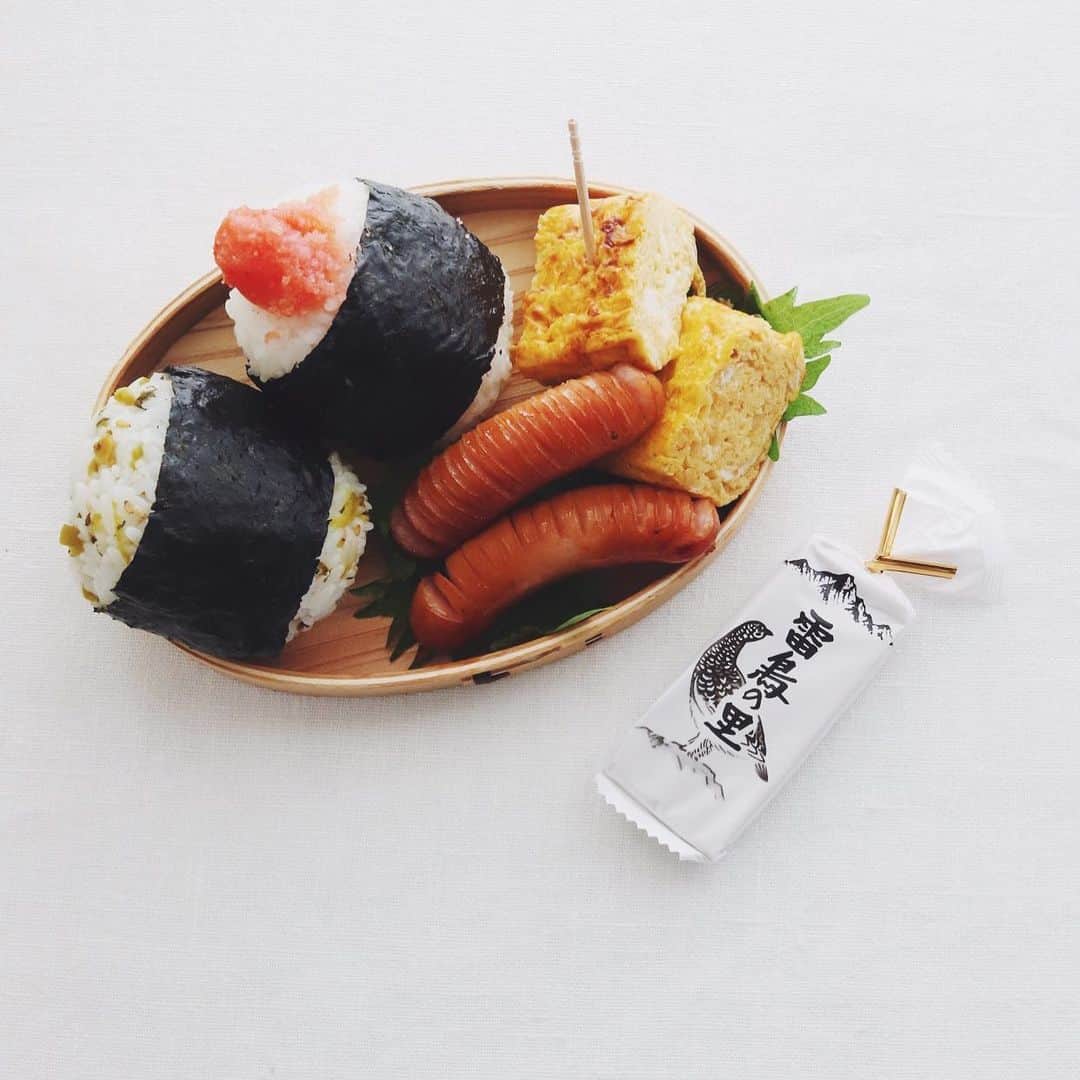 のインスタグラム：「Onigiri & . 朝、おにぎり２種の 辛子明太子と高菜漬、 卵焼き、ウインナー。 . 食後のおまけに、 長野銘菓の雷鳥の里。 . . #朝ごはん #おにぎり #辛子明太子 #高菜 #ウインナー #卵焼き #雷鳥の里 #onigiri」