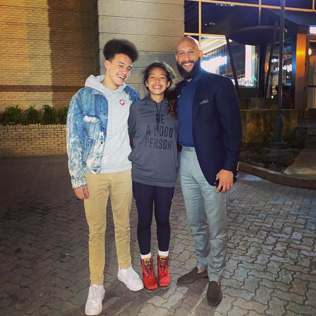 ティム・ハワードのインスタグラム：「🎂Birthday dinner with my babies! Blessed beyond measure 🙏🏽 Thank you all for your kind wishes」