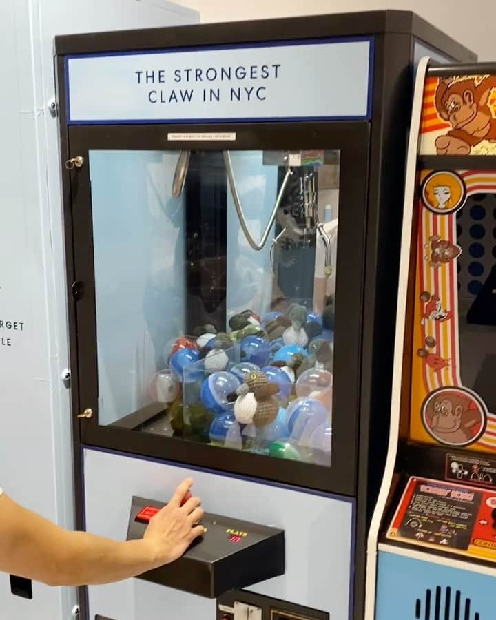 Warby Parkerのインスタグラム：「A sneak peek 👀 of our 10th birthday party—there will be plenty of games and prizes for you to win! 😁 Swing by 📍130 Greene Street tomorrow from 11 a.m. to 6 p.m. to enjoy pizza, cotton candy, arcade games, skee-ball, a bounce house, and more. We can't wait to celebrate with you!」