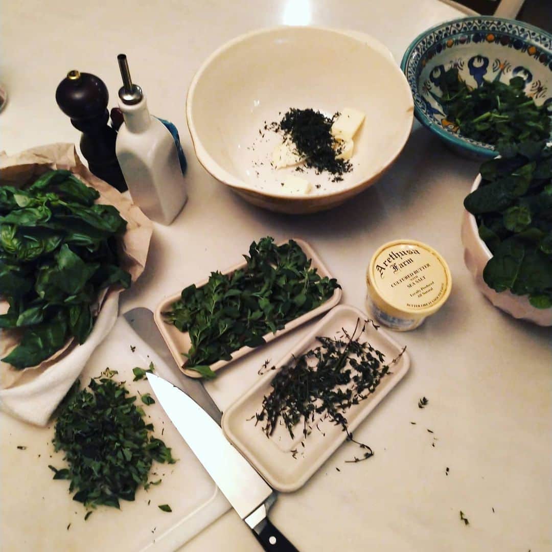 サラ・ジェシカ・パーカーさんのインスタグラム写真 - (サラ・ジェシカ・パーカーInstagram)「Per Loretta's request @markbittman pasta with herbs.  And some side dish spinach. I'm not going to pretend this will be a hardship. X, SJ」3月7日 8時30分 - sarahjessicaparker