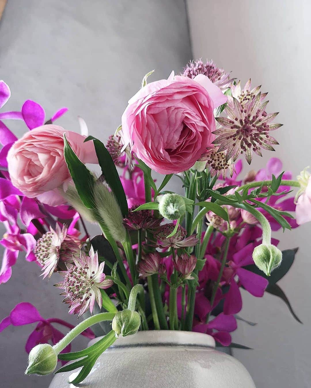 sho.candyさんのインスタグラム写真 - (sho.candyInstagram)「おはようございます。  @medelu_official から届いたお花たち  medeluさんのお花は 色の合わせ方がすごく好み♡  そして花の品質と鮮度がとってもいいです✨  今日はお花が届く日だぁーと思うと朝からウキウキします！  そして開けるときのワクワク感✨  花が暮らしにあるのは本当に幸せです。  初回80％OFFクーポンコード 「0IK1」 先着10名様までです😊 . . . #花のある暮らし#花#flower#メデル#ブーケ#暮らしを楽しむ#モルタル#ピンク#フラワーベース#medelu#花の定期便#花のある生活#モカラ#ラグラス#アストランチア#ラナンキュラス#ユーカリ」3月7日 8時54分 - sho.candy
