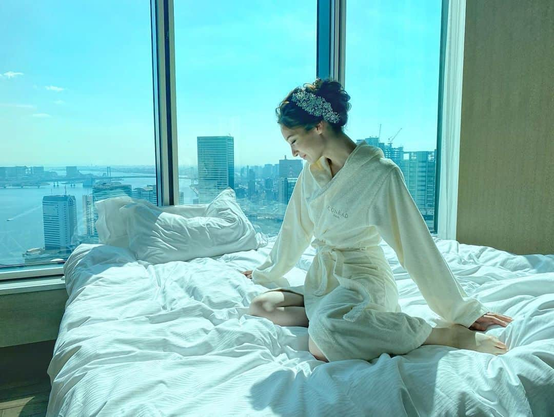 山神アリシアさんのインスタグラム写真 - (山神アリシアInstagram)「CONRAD TOKYO | オフショット on cloud nine☁️. . . . . #conradtokyo #コンラッド東京 #コンラッド　#コンラッドスイートルーム #tokyo #japan #model #bathrobe #wedding #アリウェディング　#ウェディング　#ホテルウェディング」3月7日 8時47分 - aliciayamagami