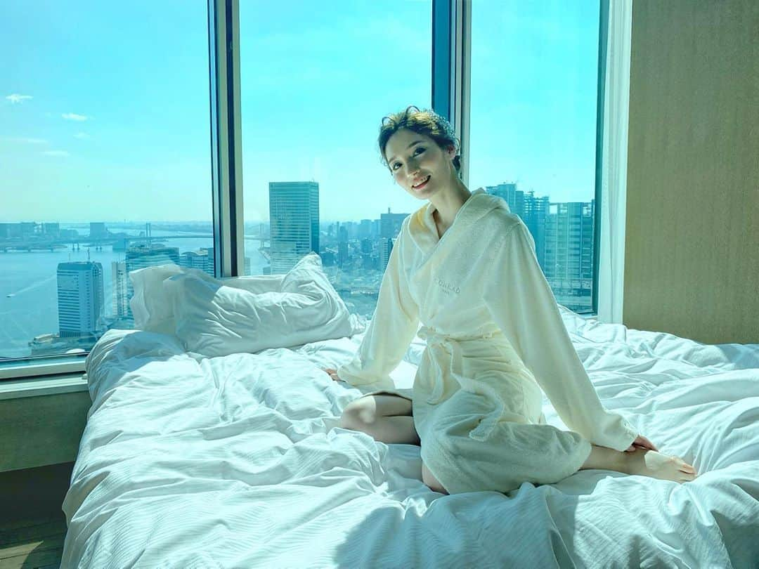 山神アリシアさんのインスタグラム写真 - (山神アリシアInstagram)「CONRAD TOKYO | オフショット on cloud nine☁️. . . . . #conradtokyo #コンラッド東京 #コンラッド　#コンラッドスイートルーム #tokyo #japan #model #bathrobe #wedding #アリウェディング　#ウェディング　#ホテルウェディング」3月7日 8時47分 - aliciayamagami