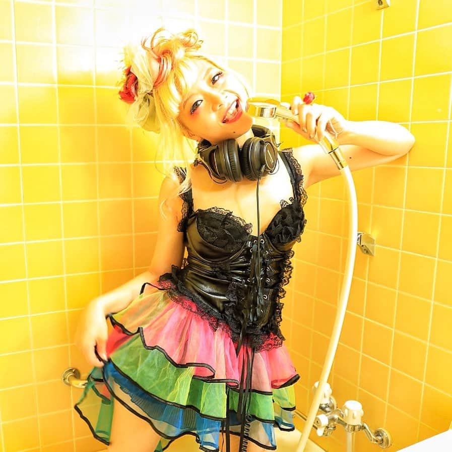 のインスタグラム：「人気アーティスト🥰💕﻿ ﻿ Yonoaさんのアー写✨﻿ ﻿ ポップでキュートなイメージがメッチャ似合ってました❣️﻿ ﻿ ジャケット写真も撮影依頼お待ちしています💖﻿ ﻿ ーーーーーーーーーーーーーーーーーー﻿ #アー写﻿ #アーティスト﻿ #ジャケ写﻿ #ポップ﻿ #作品作り﻿ #バスルーム﻿ #ポートレートモデル﻿ #モデル﻿ #ポトレモデル﻿ #撮影会﻿ #撮影会モデル﻿ #撮影会イベント ﻿ #写真集﻿ #グラビアモデル﻿ #モデルデビュー﻿ #モデル募集﻿ #美人すぎる﻿ #撮影依頼﻿ #被写体モデル ﻿ #カメラが好き ﻿ #インスタ映え﻿ #ストロビスト﻿ #シューティング﻿ #撮影依頼募集中﻿ #ポートレート撮影﻿ #セクシーショット﻿ #ポートレートモデル募集 ﻿ #ファインダー越しの私の世界﻿ #ドラマティックストーリーフォト﻿ #AilinQ」