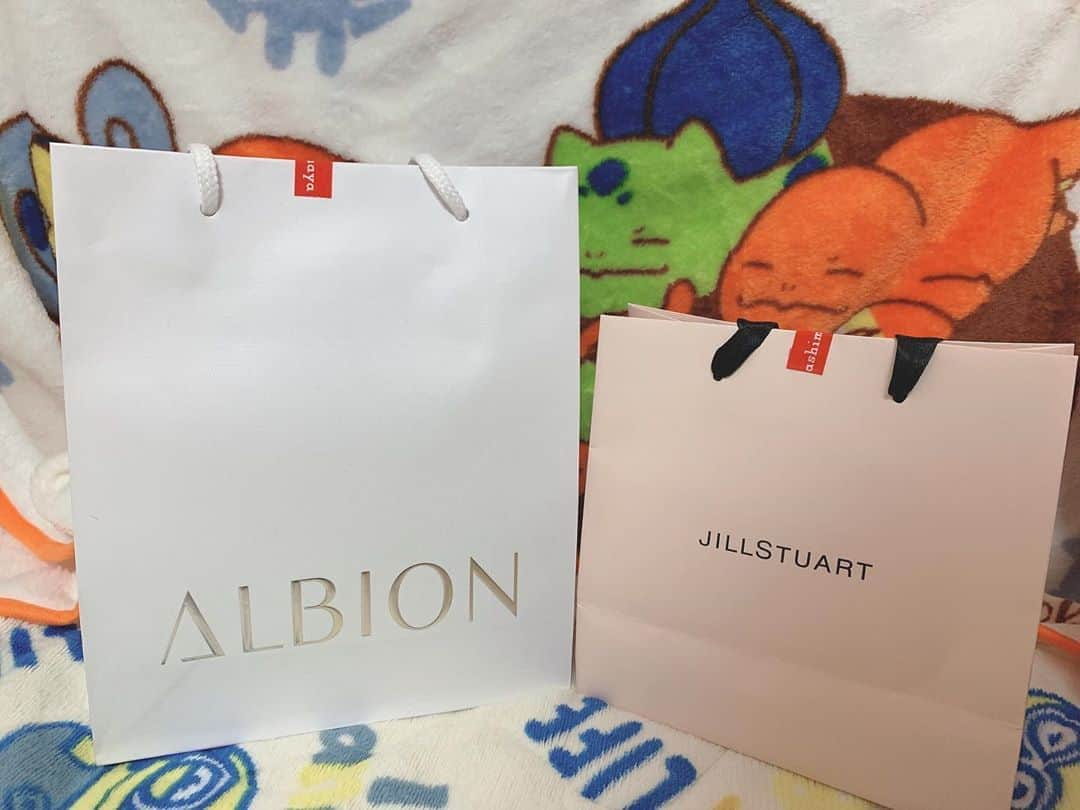 まりかのインスタグラム：「♡ present...🎁✨✨ ALBIONは安定の化粧水⭐️ . JILLSTUARTはチーク💗 あと愛用してるリップ💄 チークはこれ1個で ハイライトにもなるし 色も可愛いし優秀〜💋 新作ちゃんです🧸💕 . ありがとう🐶🍀 ♡ #町田グラマラス #キャバ嬢 #キャバクラ #まりか #お化粧品 #present #thankyou #albion #jillstuart #rip #cheek」