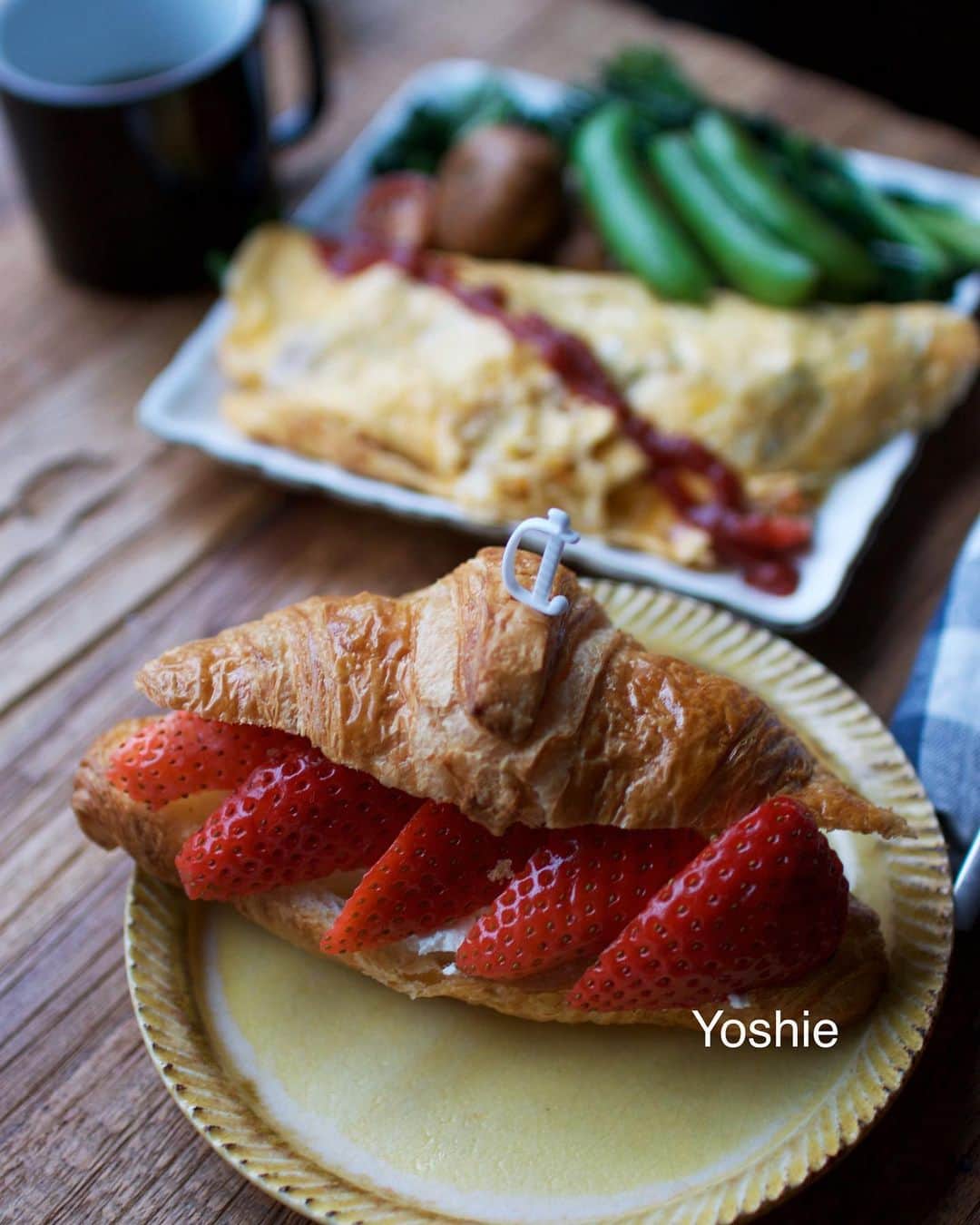 草間淑江さんのインスタグラム写真 - (草間淑江Instagram)「おはようございます！  ３月７日の朝は、オムレツ、焼き野菜、いちごクリームチーズサンド。  今朝はカイザーのクロワッサンにまいひめといういちごとクリームチーズを挟みました。  うまうま♬  オムレツと、焼き野菜はスナップエンドウ、ほうれん草、マッシュルーム、アレッタ。  今朝も感謝して。  ご馳走様でした🙏  さて、今日は曇って肌寒い。  暖かい格好でお出かけください。  みなさま素敵な週末をお過ごし下さい♡ ・ ・ #朝食#土曜日の朝#休日朝ごはん#クロワッサン🥐#クロワッサンサンド#いちごクリームチーズ#オムレツ#野菜#パンとコーヒー#幸せなら朝#素敵な週末をお過ごしください」3月7日 9時18分 - yoshie_kusama