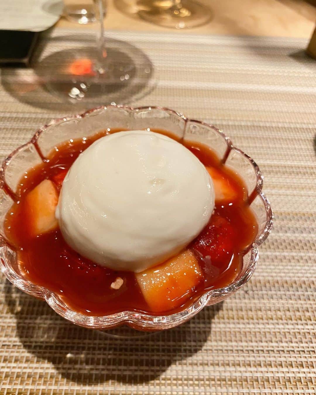 舟山久美子（くみっきー）さんのインスタグラム写真 - (舟山久美子（くみっきー）Instagram)「🍓🍓🍓 最近苺にとてつも無くハマっております🥺👌 1月から5月に獲れるからイチゴって名前なんですよ。と昨日聞いて、何だか可愛いくってほっこりしました🍓笑 ではでは皆さん素敵な休日を☺️！ #古都華  #苺　#🍓」3月7日 9時19分 - kumikofunayama