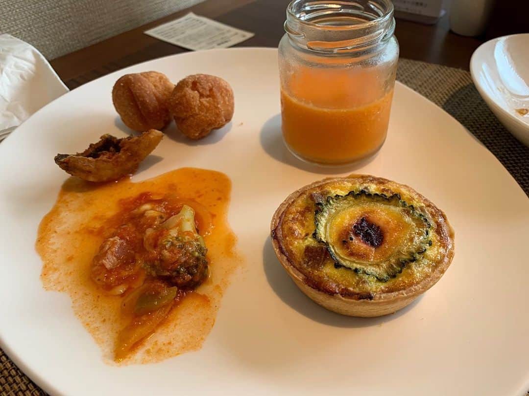 大矢真那さんのインスタグラム写真 - (大矢真那Instagram)「朝ごはんに食べた小さいサーターアンダギーとゴーヤのキッシュ可愛かったです☺️ サンドイッチは色んな種類があって全部美味しそうで選べないから友達たくさんで行ってシェアしたいなって思いました🥺」3月7日 9時29分 - masana_oya
