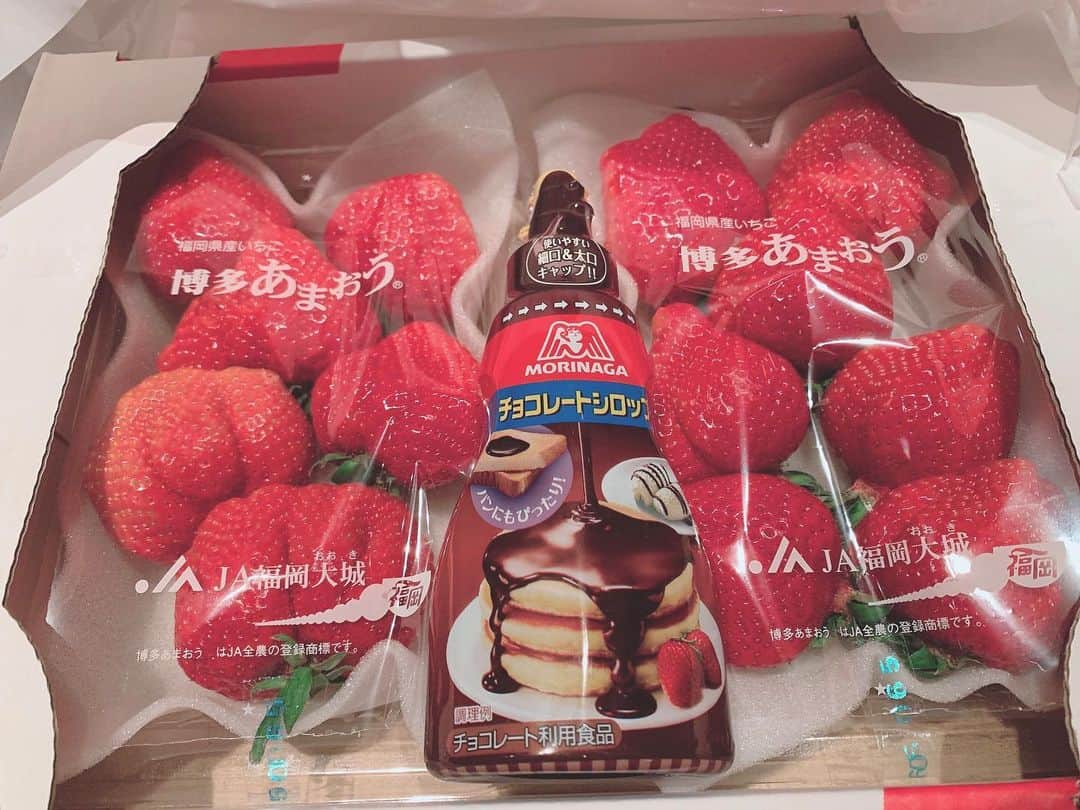 まりかのインスタグラム：「♡ 逆バレンタインで頂いた🍫💝 友チョコらしくちゃんと チョコソースつきでした🤣🤣 大好きなイチゴ〜🍓‪‪❤︎‬幸 ありがとうございます🥺💕 ♡ #町田グラマラス #キャバクラ #キャバ嬢 #まりか #insou #Valentine #present #strawberry #chocolatesirup」
