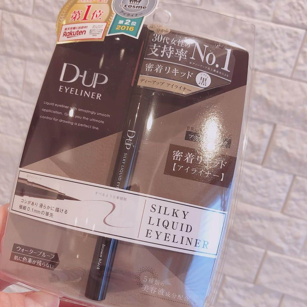 高橋里帆さんのインスタグラム写真 - (高橋里帆Instagram)「仕事でずっと愛用中の　@dupbeauty  のアイライナーなくなったのでまとめ買いしてきました✨  カラーはブラウンブラック☺️ ブラックよりも優しく目力アップさせてくれるので使いやすいですよ！  これ何本目なんだろう〜🤔 結構ずっと使ってます🎵  筆も細く描きやすい！ しかも、ウォータープルーフで、速乾性があるのに、スルッとオフできます✨ 目元に優しい美容液成分配合で、肌に色素が残らないという、肌にとっても優しく嬉しい👏  最近ナチュラルブラウンも好き❣️ 極細なので、まつげとまつげの間もインクが伸び散ったりしないで埋めることができるので、本当！使いやすい😍  もちろんプライベートでも愛用してます☺️ #dup#ライナー#コスメ#化粧品#高橋里帆オススメ #ブラウン#極細#ウォータープルーフ#描きやすい#愛用#beautiful #beauty #コスメ好き」3月7日 15時05分 - takahashi.riho