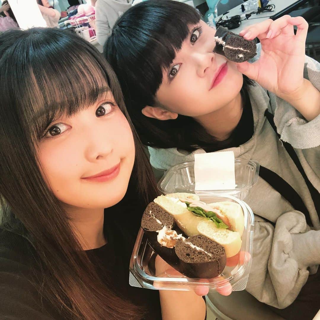髙橋明日香のインスタグラム：「りさちゃんがベーグルくれた(ノv`*) ほぼ毎日一緒に行って、一緒に帰ってます。 休みの日もLINEしたり。 誰より大変な役なのに、みんなに気遣いもしてくれる。大好き。  今日から共骨が始まります。 りさちゃんが魂を削って1人の女の子の人生を演じます。 わたしも心を込めて、くれはさんの書いた言葉達をお届けします。 家族、そして人と人の縁は人生にどんな影響を与えるのか。 愛の物語。  3月7日(土)〜3月15日(日) 彩の国さいたま芸術劇場 オフィス上の空プロデュース 舞台『共骨』  #舞台 #共骨 #彩の国さいたま芸術劇場小ホール  #オフィス上の空  #新垣里沙 #高橋明日香」