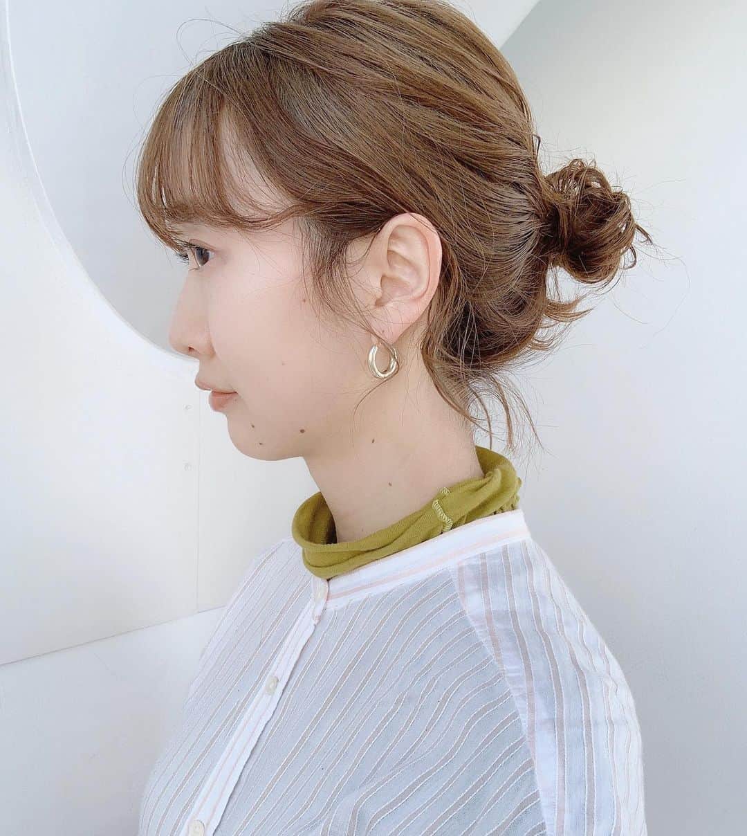 福間エリサさんのインスタグラム写真 - (福間エリサInstagram)「おだんごができるまで﻿ 髪の毛伸びましたっ☺️🍡﻿ ﻿ 毎日マスクなので、印象良いように、﻿ 顔まわりはすっきりに、してます。﻿ やっぱり人って口元の表情大切だよね🥺﻿ ﻿ #おだんごアレンジ﻿ #エリサアレンジ﻿ ﻿ ♡新しく美容院を探している方大歓迎♡﻿ 10代〜40代の女性のお客様を幅広い年齢層で﻿ 担当させて頂いてます。﻿ ﻿ ﻿ ・髪の毛を傷ませない施術で﻿ "キレイになってる!"を実感して頂けます﻿ ﻿ ・独自のカット方法で﻿ くせ毛の方も"まとまる"﻿ 更にくせを"活かす"﻿ 直毛の髪の毛を"柔らかく"見せる"﻿ が叶えられます♡﻿ ﻿ ・お家でのスタイリング方法やアレンジの仕方も﻿ 1人ひとりに合わせてお伝えしています。﻿ ﻿ ♡小さなお悩みでもお気軽に相談して下さい♡﻿ お客様の人生に寄り添える﻿ 美容師でありたいです♡﻿ -----------------﻿ ✂︎ZACC vie ✂︎﻿ 🚋表参道駅【B2】出口出てすぐ！﻿ ご予約専用ダイヤル☎︎03-5468-5882﻿ 【火曜定休・水曜臨時定休】﻿ -----------------﻿ ✂︎price✂︎﻿ 《前髪cut》¥1.100﻿ 《cut》¥7.700﻿ 《cut&color》 ¥17.050﻿ 《cut&perm》 ¥16.500〜﻿ 《cut&color&treatment》 ¥24.200〜﻿ 《髪質改善》¥14.300〜﻿ ----------------﻿」3月7日 9時54分 - erisa_fukuma