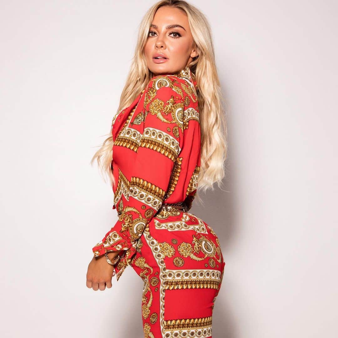BROOKE EVERSさんのインスタグラム写真 - (BROOKE EVERSInstagram)「My lovely lady lumps! @prettylittlething」3月7日 9時48分 - brookeevers