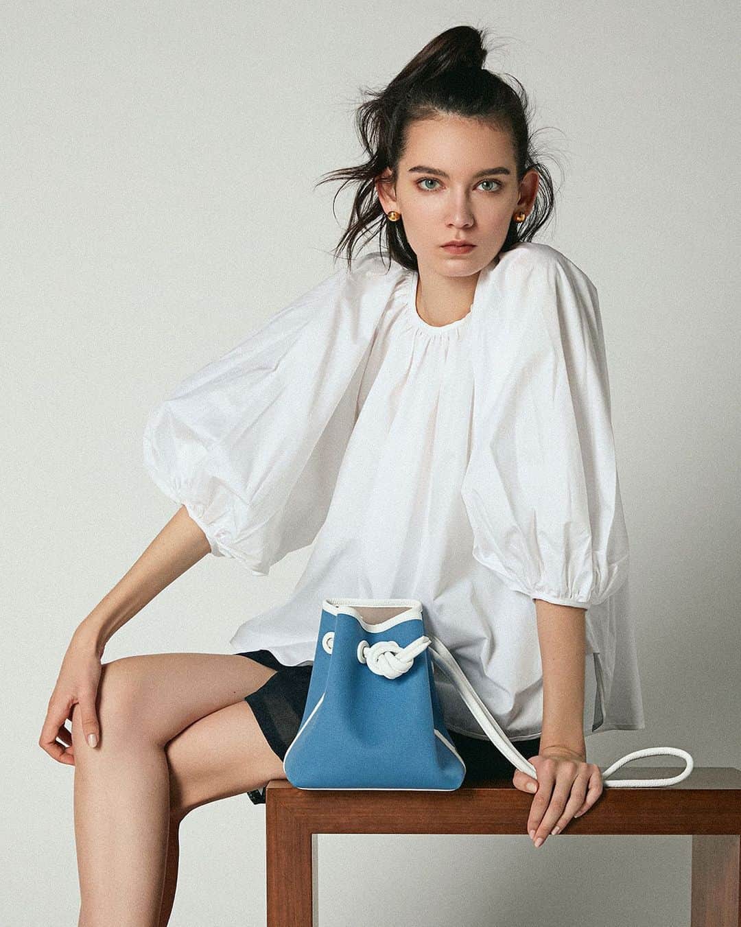 のインスタグラム：「"Bond Mini -Canvas" BARNEYS NEW YORK 別注カラー"Blue x White" -  こちらはBARNEYS NEW YORKでのお取り扱いです。  詳細は直接ご確認下さい。  #vasic #ss20 #bondmini_canvas #blue_white #barneysnewyork #limitedcolor #別注カラー #vasicnews」