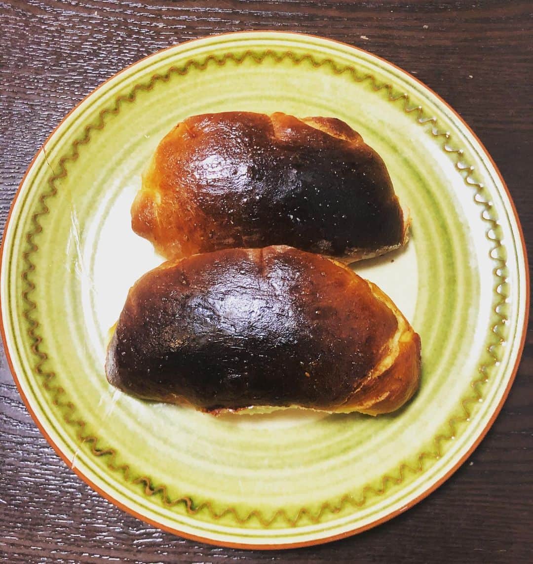 のインスタグラム：「娘に頼まれ久しぶりにパン🥐を焼きました。クリームパン。満員電車のようにトレーに並べて焼いたので隣とくっついたし、ほっといたらこげたw 久々にパン焼いて失敗したら色んなコツ思い出した。失敗大事だなー。でも手作りはやっぱり美味い！」