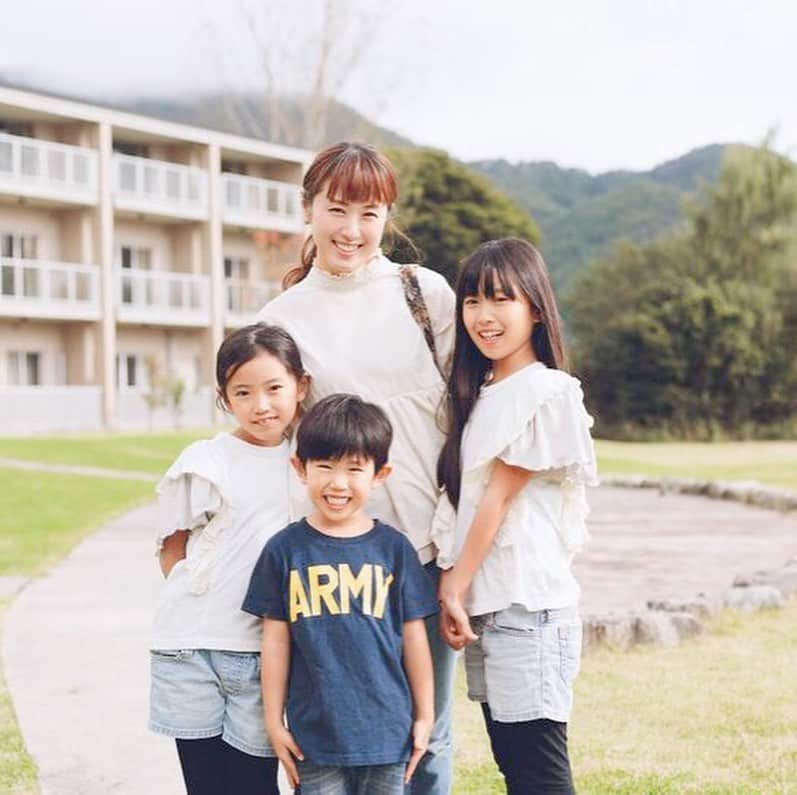 megumi matsuoさんのインスタグラム写真 - (megumi matsuoInstagram)「★★★ 長い春休みになって 外に出たのは1回だけ 近所の駄菓子屋さんのみ まだ1週間しかたってない件w  子どもたちは終業式があるみたいでよかった  写真は 昨年、河口湖にあるアーチブイングリッシュキャンプで親子留学の体験をさせていただいたときの 施設も綺麗で、先生とも早しやすいし、夜は大学生のお兄さんお姉さんにまざって卓球やってたしw、何より子どもたちが英語を楽しんでた！  春休み後半はどっか遊びに行けるといいなぁ ⁑ #サラミラカイ#サラミラ#3人きょうだい#姉妹#末っ子長男#kids#親子留学#ママ#ママライフ#3児ママ#アラフォーママ#子連れ旅行#親子#イングリッシュキャンプ#ママコーデ#親子コーデ#ワンオペ育児」3月7日 9時59分 - sara_mira_