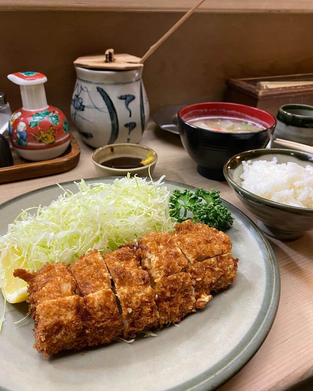 「kabukiペディア」公式アカウントさんのインスタグラム写真 - (「kabukiペディア」公式アカウントInstagram)「白金高架下のとんかつすずき🐷 最近とんかつばっか食べてる🐷 ここは衣が薄くてカリカリ、 何個でも食べれるトンカツ🤎 個人的にこのとんかつが一番好きかも✨ #foodstagram #food #foodie #foodpic #とんかつ #トンカツ #とんかつ定食 #白金 #ランチ 恵比寿 #恵比寿グルメ #恵比寿ランチ #東京 #東京グルメ #東京観光 #グルメ #グルメ女子 #グルメスタグラム #夜ご飯 #ビール女子 #白金グルメ #高架下」3月7日 10時07分 - starfield_gourmet