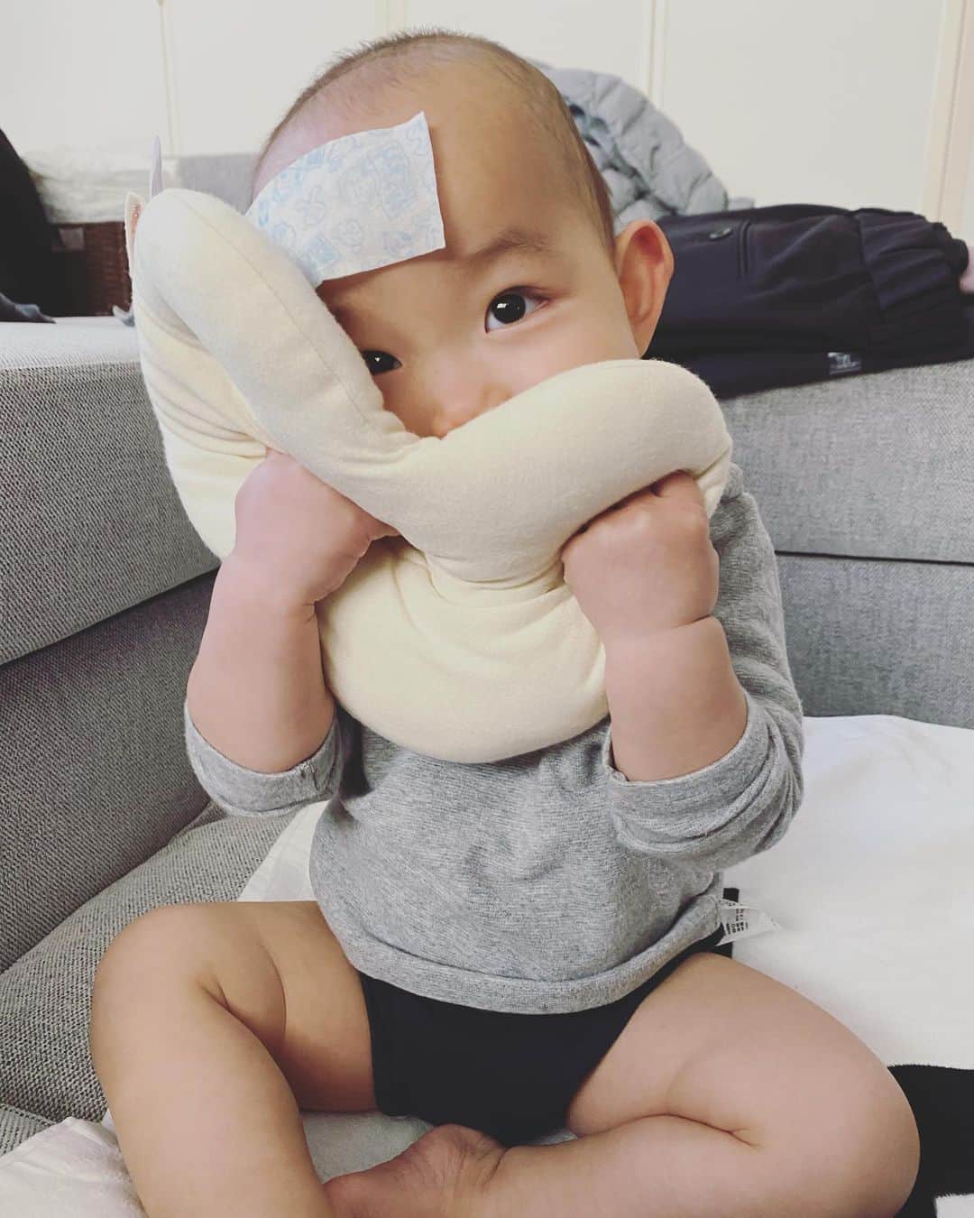平山奈美のインスタグラム：「🤒🤒🤒 ぶりっこ君はやくげんきになあれ .  #お熱  #40度 #自宅待機 #週末 #冷えピタ #おハゲ #息子 #枕 #男の子ベビー #1歳 #高熱 #ぶりっこ #あざとかわいい #タレ眉 #男の子ママ #赤ちゃんのいる暮らし #育児記録 #コロナじゃなくてよかった #薬多過ぎてむり」