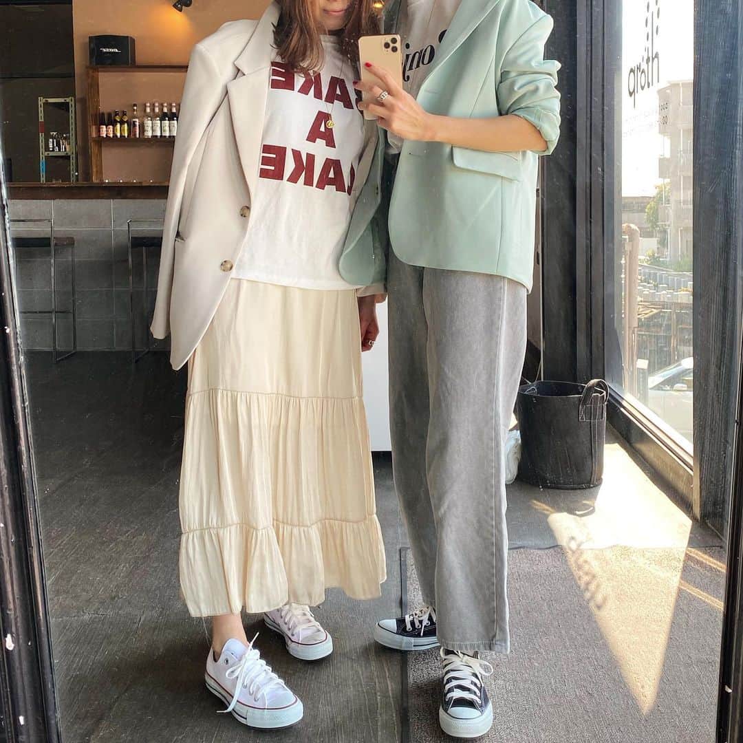 のインスタグラム：「昨日も @donobanweb﻿ LIVE配信ご視聴いただき﻿ ありがとうございました🙏🏻🕊﻿ ﻿ 4時間限定クーポンや﻿ 週末何度も使えるspecialクーポンなど﻿ 内容盛りだくさんで﻿ お送りいたしました♡﻿ ﻿ そして @donoban_kaori さんの﻿ LIVE配信にも﻿ BAKE A CAKE Tee🧁で﻿ お邪魔させてもらって﻿ 楽しかった♡﻿ ありがとうございました🙏💕﻿ アーカイブ残ってたので﻿ よかったら見てみてください♡﻿ ﻿ ﻿」