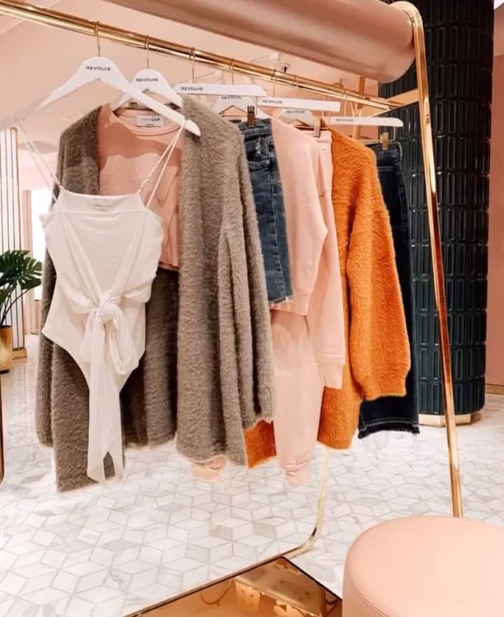 Palms Casino Resortのインスタグラム：「A good weekend begins with a great outfit. @REVOLVE X @PALMS」