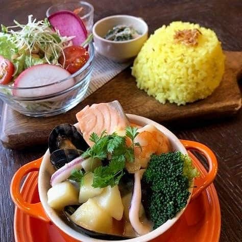 USAライス連合会さんのインスタグラム写真 - (USAライス連合会Instagram)「🐟＜フィスク シュッペ＞ . ノルウェーでは定番の、魚介を使ったスープ料理「フィスク（魚）シュッペ（スープ）」。 具だくさんのフィスク シュッペを、四日市市にあるお洒落なカフェ＆キュイジーヌ『レコンパンス @recompense529 』で、土日限定のモーニングと、カフェタイムの限定で味うことができます。 ターメリックとクミンとバターで炊飯した #カルローズ とともにお召し上がりください♪（1,200円税別） . 🔶 #レコンパンス 三重県四日市市十七軒町 9-1 . . 🚩「スープ×カルローズ」フェアのメニューです！ 【 https://www.usarice-jp.com/soup_promotion/ 】 . . #スープに合う#おコメ#カルローズ米 #カリフォルニア米#アメリカ米#フィスクシュッペ#魚のスープ#ノルウェー料理#四日市#新正#四日市グルメ#四日市モーニング#四日市カフェ#モーニング#USAライス連合会 #calrose#CalroseRice#CaliforniaRice#SoupWithRice#recompense#Yokkaichi#Shinsho#fiskesuppe#NorwegianFishSoup」3月7日 10時17分 - usa_rice_jp