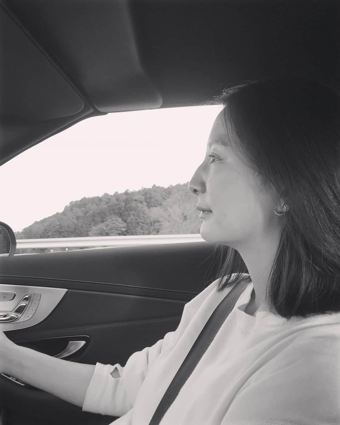 澤田泉美さんのインスタグラム写真 - (澤田泉美Instagram)「運転が、好き。  音楽を聴きながら走るのも、 無心で走るのも、 ただひたすら運転を楽しむのも。  前を向いて走ってる感じが堪らない！ 目的地が遠ければ遠いほど、興奮する笑  先日、急に思い立っていったお伊勢さん。 いってよかったなぁ〜 三人＋二匹でのいい思い出。  同じ時は二度とないからね。 もうすぐ新生活！ ワクワクがとまらないなんて最高！！ 次は、主人も一緒に伊勢参りへ行けるといいね！  #運転#好き #伊勢参り #空気吸えただけで幸せ #気がよかった #パワーもらった #👩🏻👦👧🐶🐶 自分のことは祈願しなくても、 行って帰ってこれただけで祈願できた気になりました笑」3月7日 10時19分 - izumi.sawada