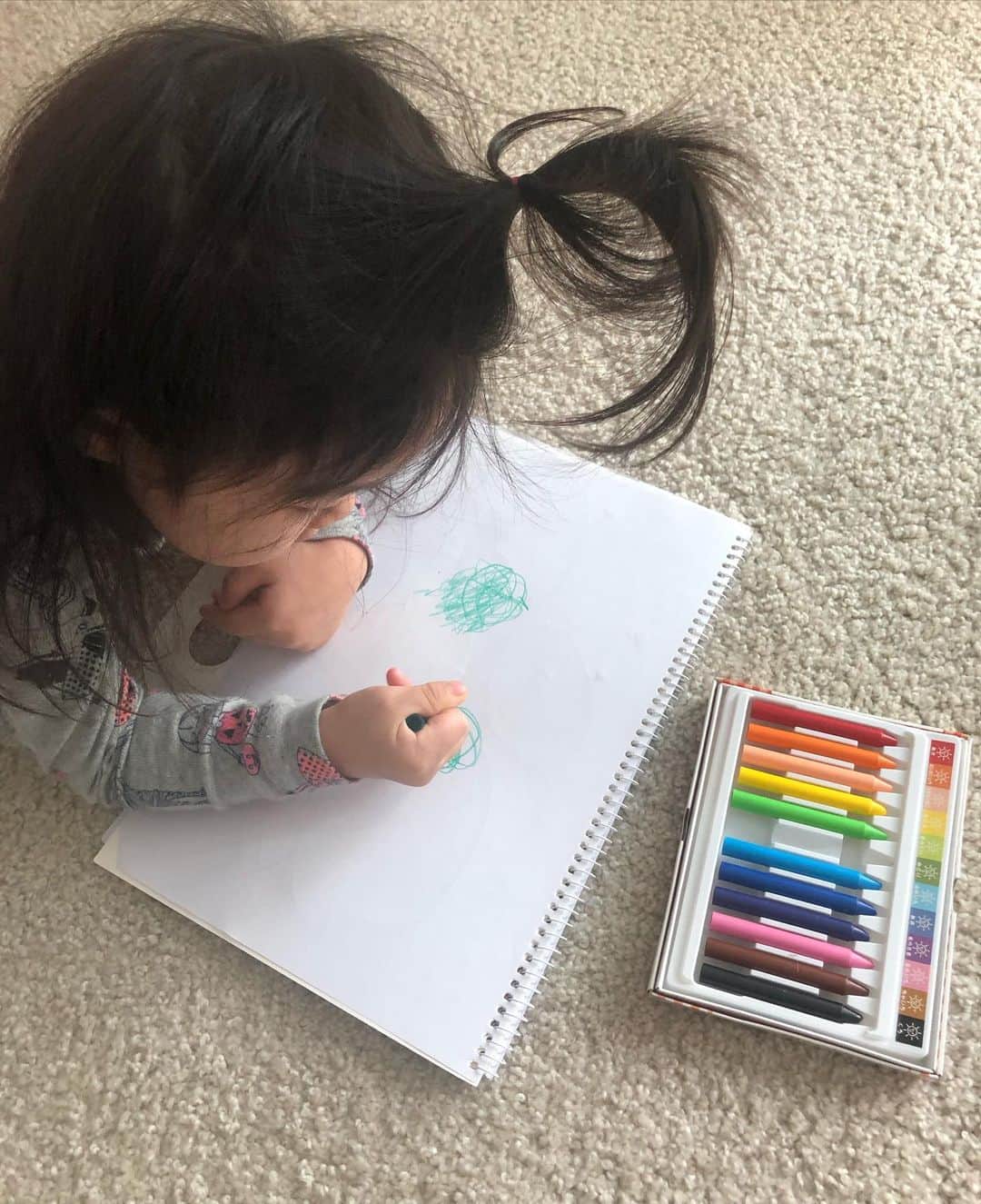 田中雅美さんのインスタグラム写真 - (田中雅美Instagram)「メロンとキャベツを描いてるんだって♡  #2歳の女の子 #昨日は急に #ギャン泣きしたよ　笑 #最近ママっ子」3月7日 10時23分 - tanakamasami_official